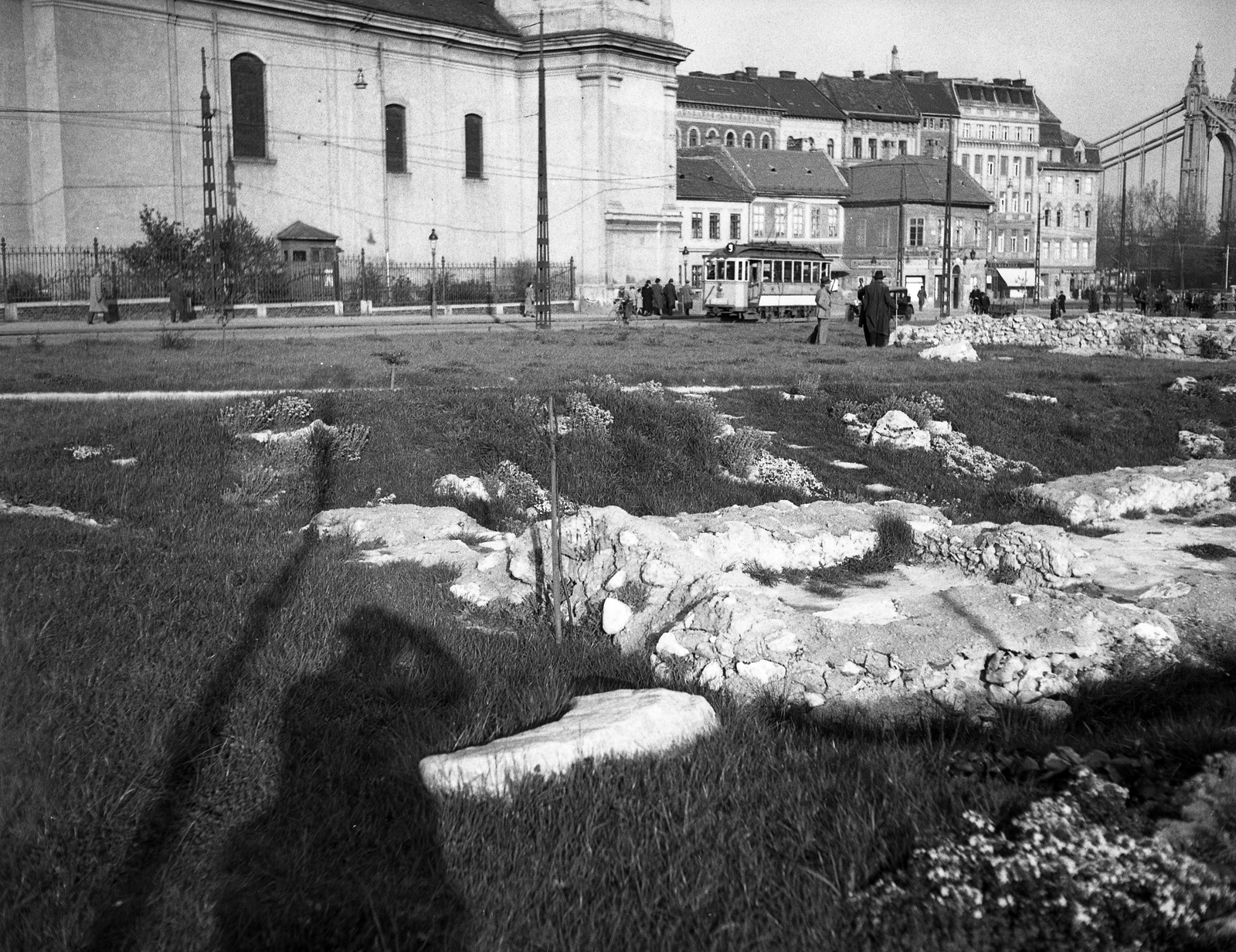 Hungary, Tabán, Budapest I., az 1934-35. évi ásatások alkalmával felszínre került romok a Szarvas (Szebeny Antal) térnél. Balra a Alexandriai Szent Katalin-templom, jobbra a Döbrentei utca épületei és az Erzsébet híd, 1942, Ormos Imre Alapítvány, Ormos Imre, Budapest, Fortepan #173144