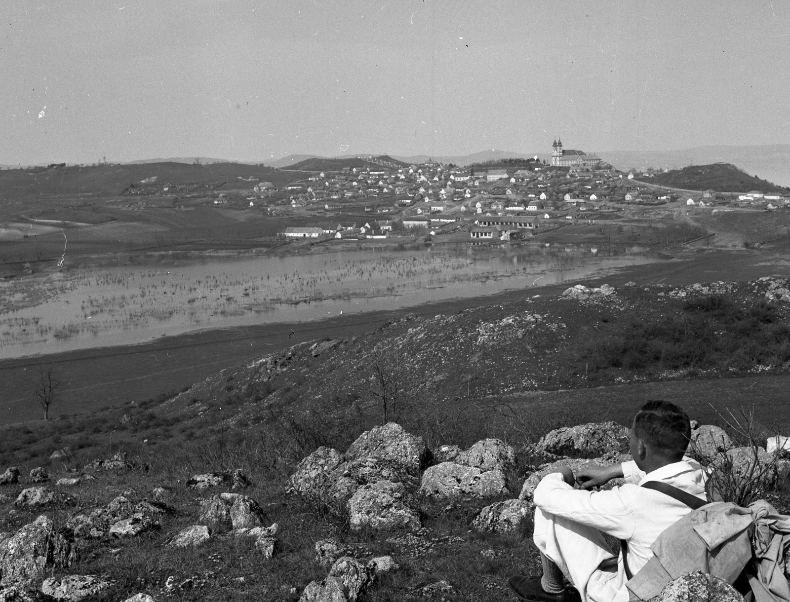 Magyarország,Balaton, Tihany, Gejzírmező, kilátás az Aranyház nevű hévforráskúpról a Belső-tó és a Bencés Apátság felé., 1942, Ormos Imre Alapítvány, Ormos Imre, Fortepan #173148