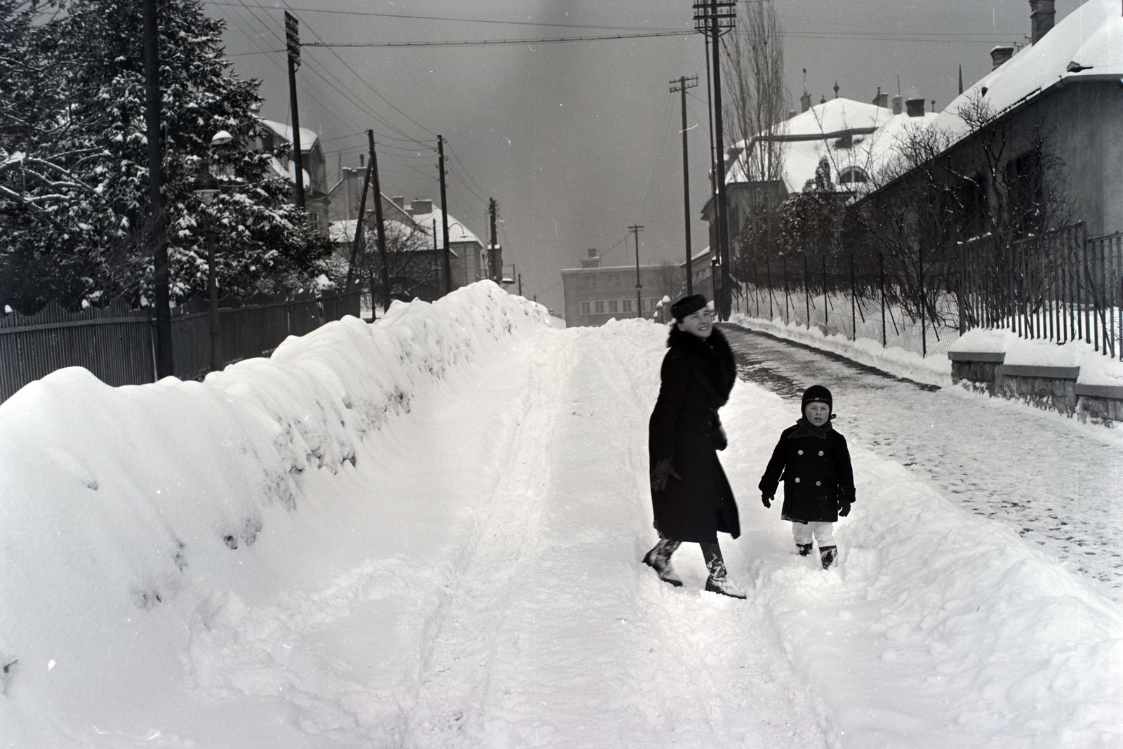 Hungary, Budapest XII., Törpe utca, háttérben a Kerületi elöljáróság (később Polgármesteri Hivatal) épülete., 1942, Ormos Imre Alapítvány, Ormos Imre, Budapest, Fortepan #173191