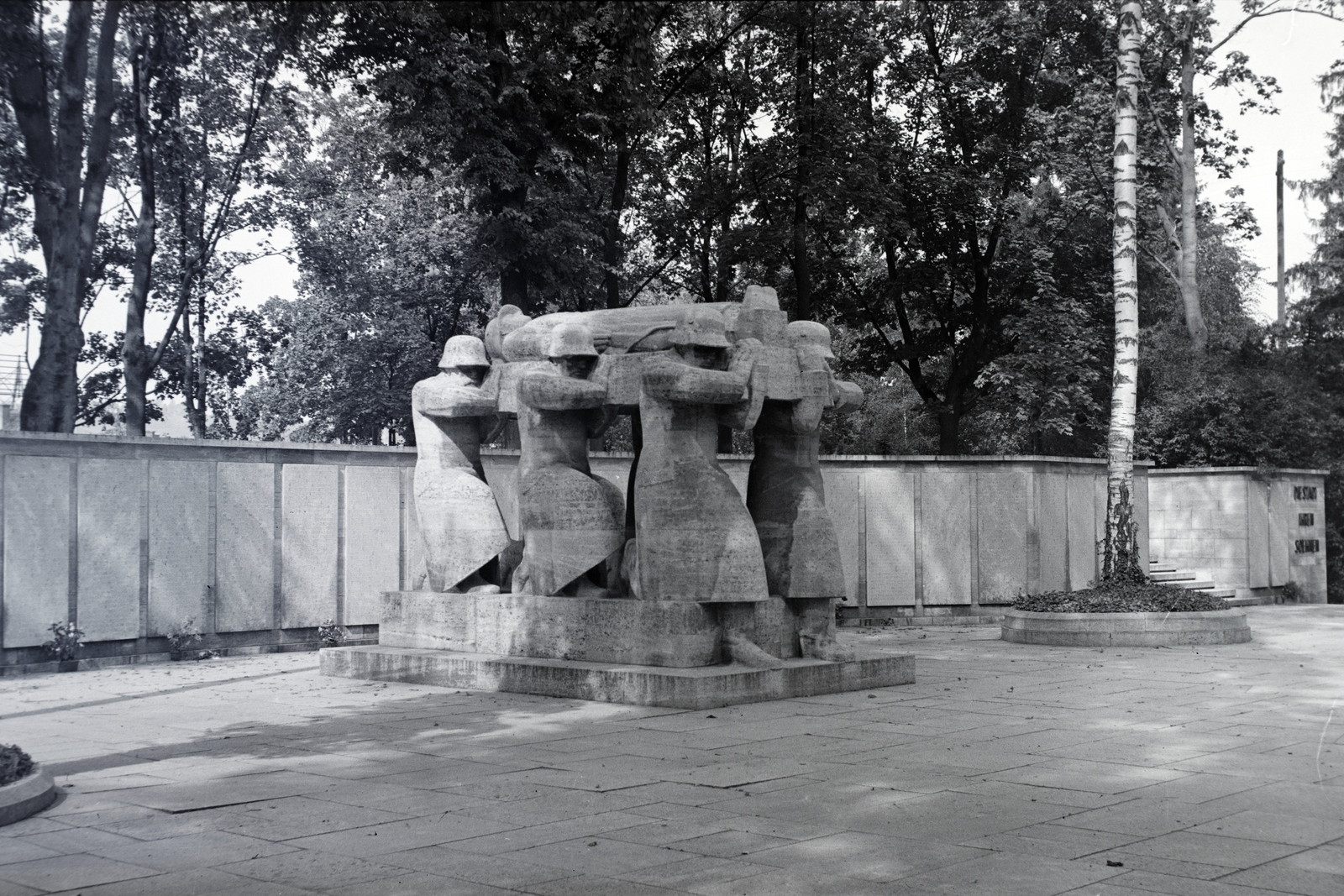 Germany, Würzburg, Ringpark, Husarenwäldchen. Háborús emlékmű (Fried Heuler szobrász és Franz Kleinsteuber építész, 1931.)., 1938, Ormos Imre Alapítvány, Ormos Imre, sculptural group, Fortepan #173203