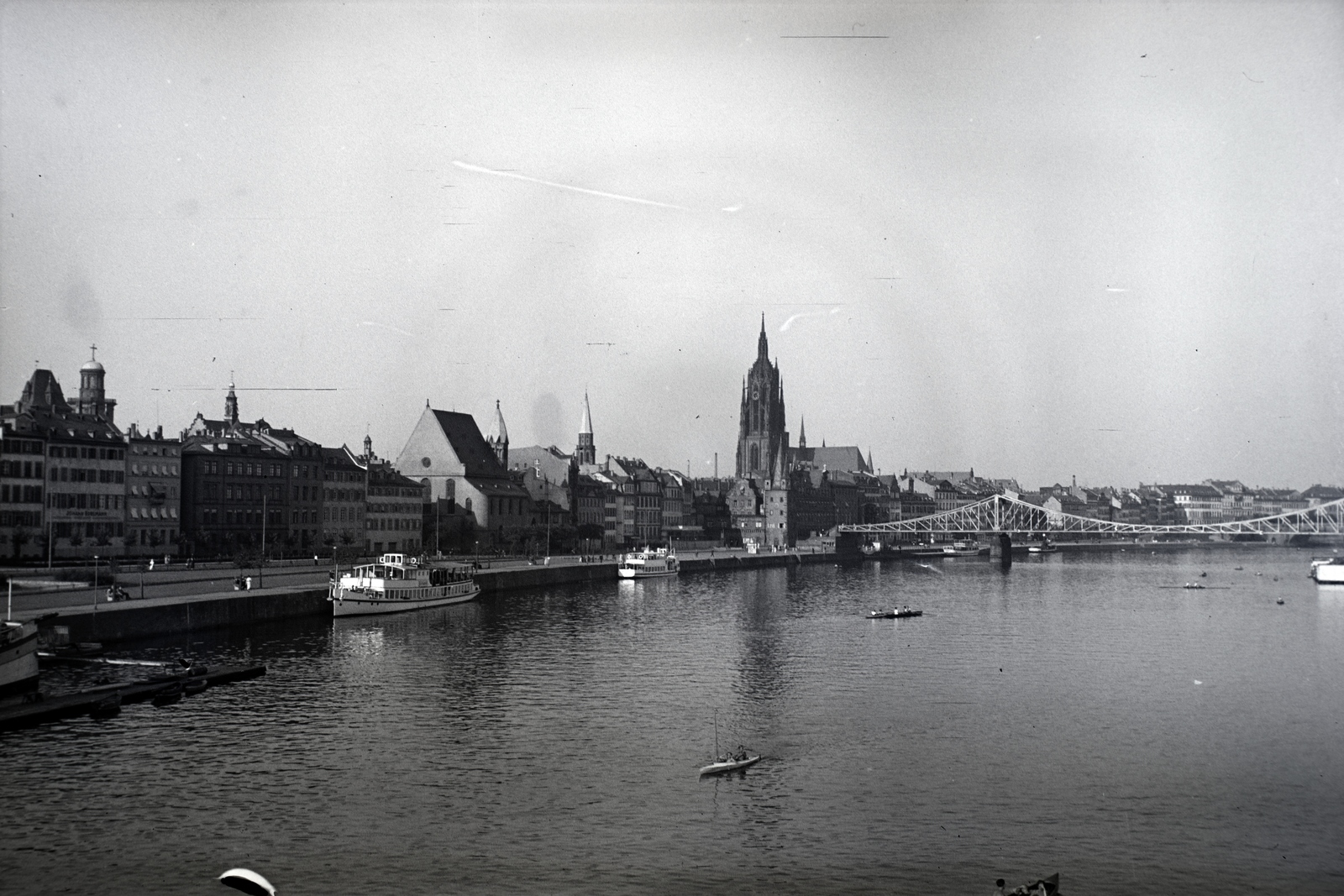 Germany, Frankfurt am Main, Majna folyó, háttérben a Szent Bertalan-székesegyház és az Eiserner Steg gyalogoshíd., 1938, Ormos Imre Alapítvány, Ormos Imre, Fortepan #173204