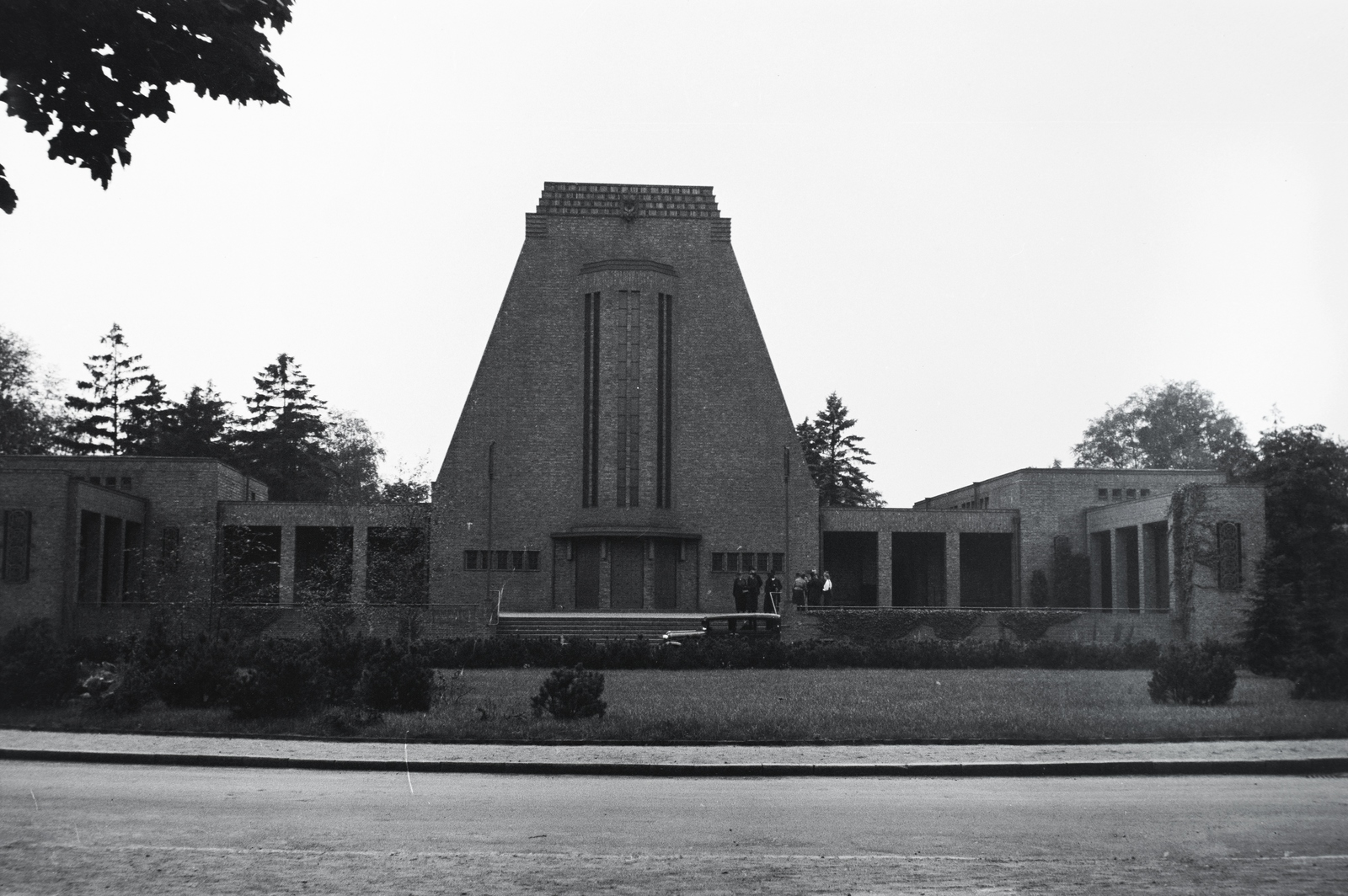 Germany, Hamburg, Fuhlsbüttler Strasse, Ohlsdorfi temető (Hauptfriedhof Ohlsdorf), Forum Ohlsdorf (hamvasztás előtti búcsúztatás, krematórium, urnatemető egy épületben)., 1938, Ormos Imre Alapítvány, Ormos Imre, Fortepan #173211