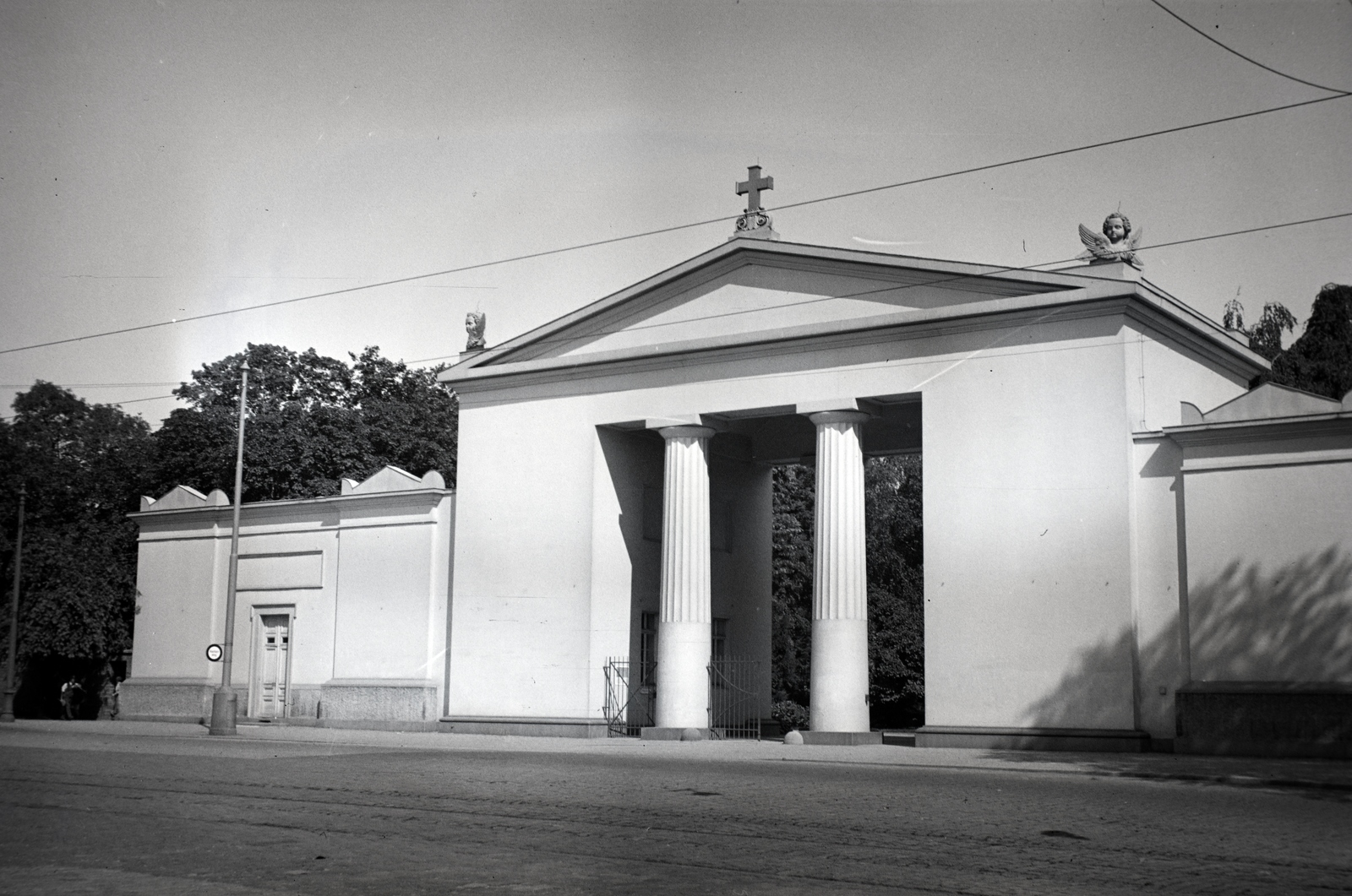 Németország, Frankfurt am Main, Eckenheimer Landstrasse 188 -190., a város legnagyobb temetőjének főbejárata a Nibelungenallee közelében., 1938, Ormos Imre Alapítvány, Ormos Imre, Fortepan #173212