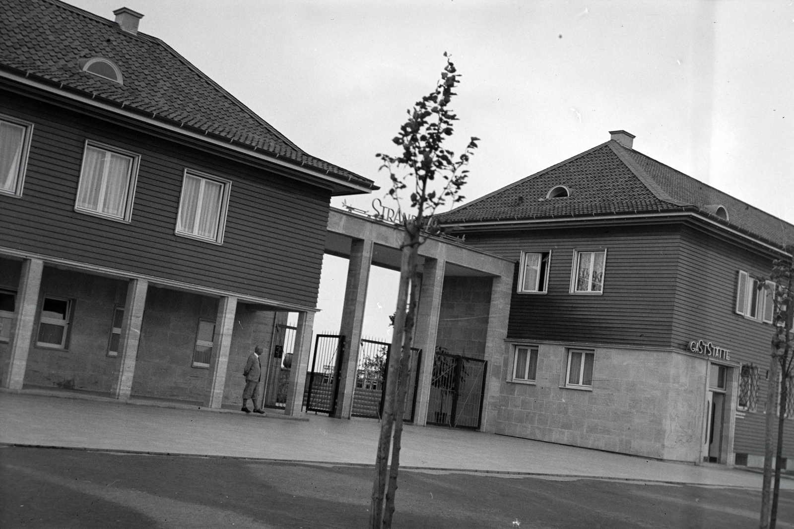 Germany, Hannover, Rudolf-von-Bennigsen-Ufer (ekkor Strasse) 83., bejárat a Maschsee strandfürdőjéhez., 1938, Ormos Imre Alapítvány, Ormos Imre, Fortepan #173213