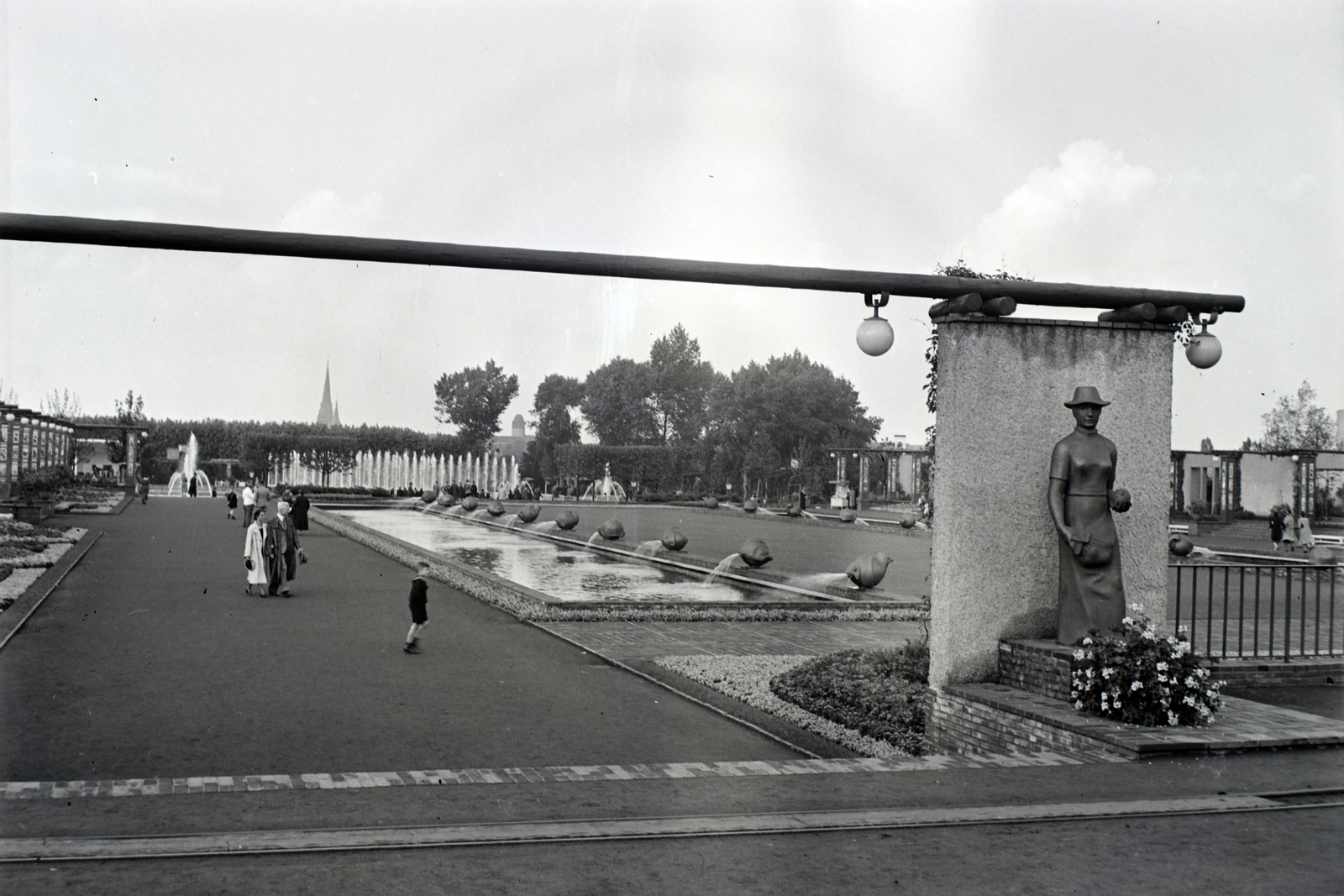 Németország, Essen, Grugapark, a Második Birodalmi Kertészeti Kiállítás (Reichsgartenschau 1938.), a kép hátterében a Szűz Mária Szeplőtelen Fogantatása-templom (Kirche St. Mariä Empfängnis) tornyai látszanak., 1938, Ormos Imre Alapítvány, Ormos Imre, Fortepan #173216