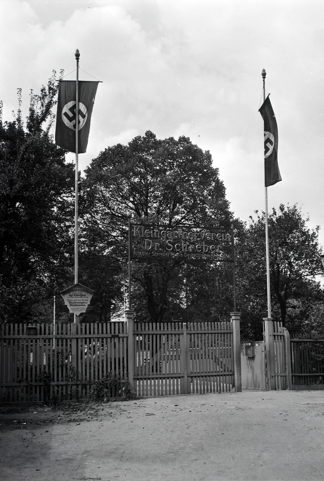 Germany, Leipzig, Aachener Strasse 7., Dr. Schreber kiskert egyesület (később Kleingärtnerverein "Dr. Schreber" e.V.)., 1938, Ormos Imre Alapítvány, Ormos Imre, label, swastica, flag, fence, Fortepan #173218