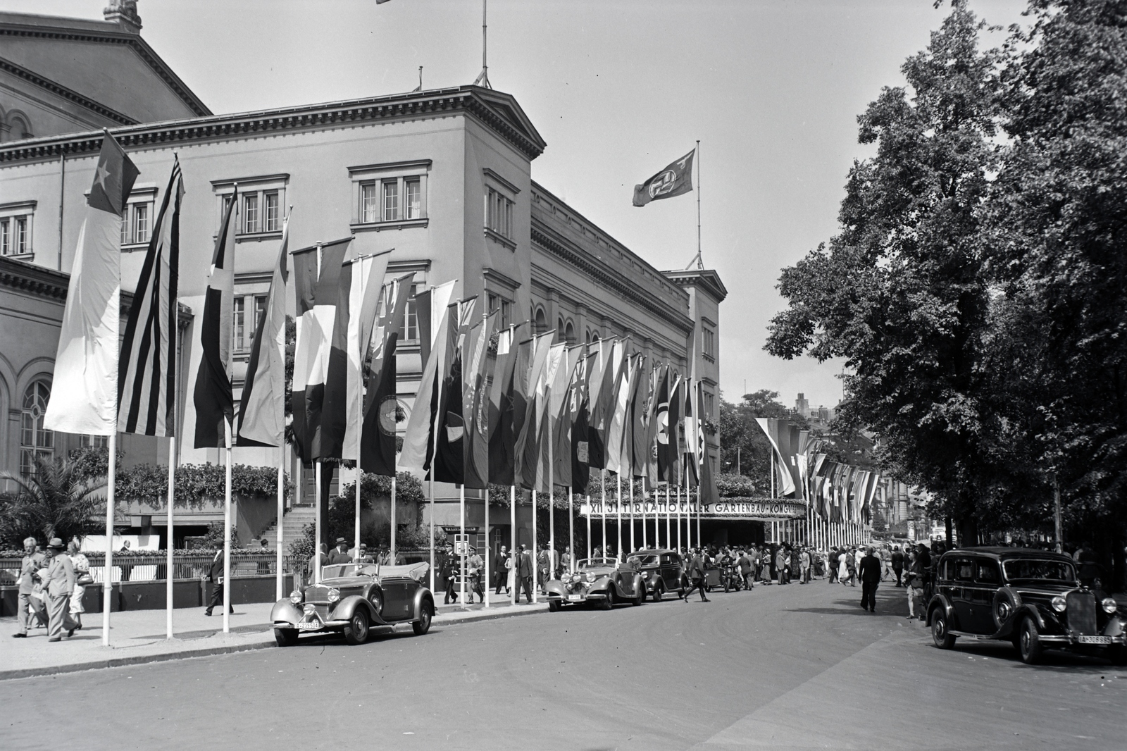 Németország, Berlin, Tiergarten, Königsplatz (később Platz der Republik), balra a Krolloper, a XII. Nemzetközi Kertészeti Kongresszus helyszíne 1938. augusztus 12 - 17. között., 1938, Ormos Imre Alapítvány, Ormos Imre, Fortepan #173219