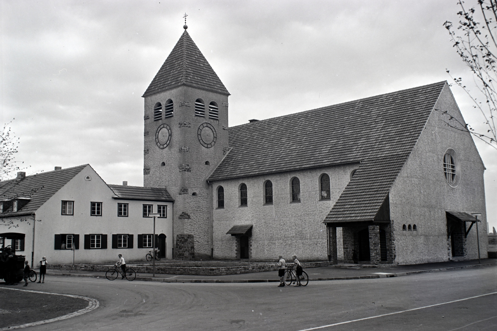 Germany, Köln, Vogelsanger Markt, szemben a Szent Konrád-templom., 1938, Ormos Imre Alapítvány, Ormos Imre, church, bicycle, Fortepan #173228