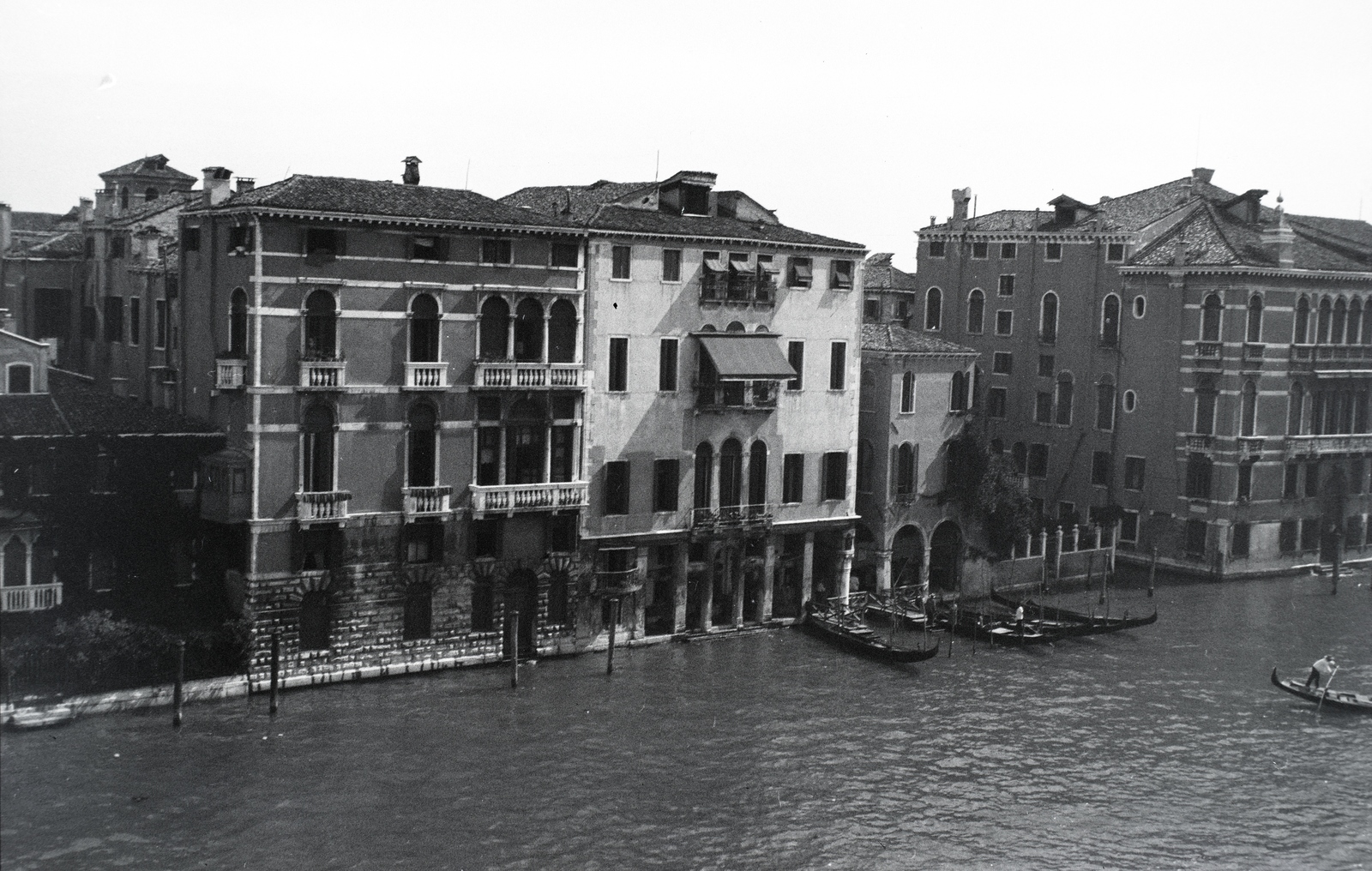 Italy, Venice, kilátás a Palazzo Pesaro-ból a Canal Grande-ra, jobb szélen a Palazzo Fontana Rezzonico, előtte a Rio di San Felice torkolata., 1938, Ormos Imre Alapítvány, Ormos Imre, port, rowing boat, canal, Fortepan #173245