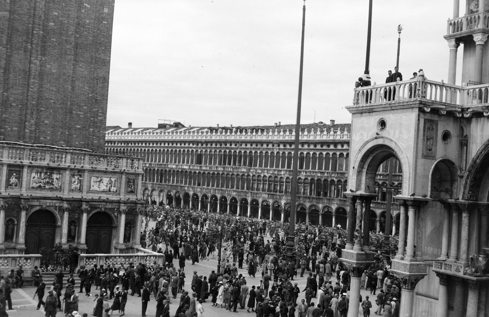 Italy, Venice, Szent Márk tér, balra a Szent Márk-székesegyház harangtornya, jobbra a székesegyház. Háttérben a Prokurátori Palota., 1938, Ormos Imre Alapítvány, Ormos Imre, Fortepan #173247
