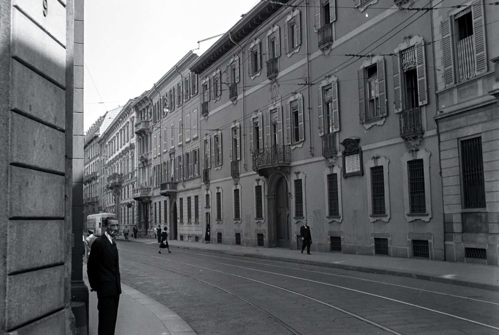 Italy, Milan, Via Monte di Pietà, szemben az emléktáblával megjelölt 14-es számú ház egykor gróf Federico Confalonieri politikus és forradamár palotája volt (Palazzo Confalonieri)., 1938, Ormos Imre Alapítvány, Ormos Imre, Fortepan #173249