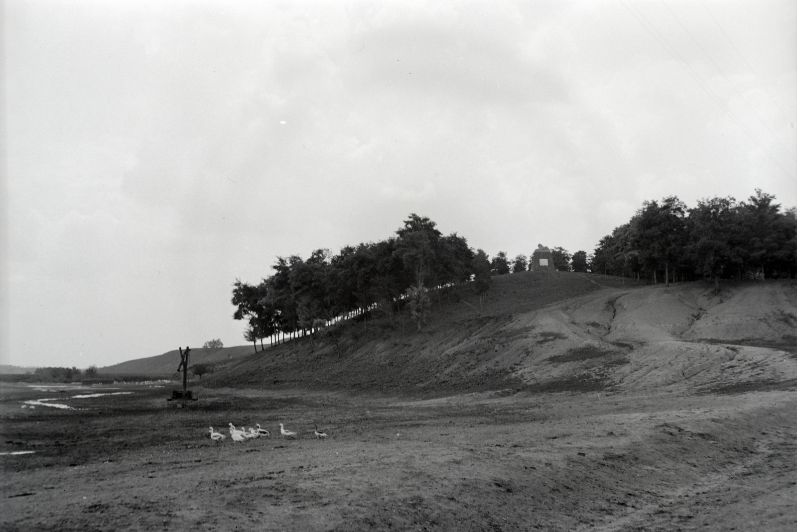 Magyarország, Dég, jobbra a Gilányi-hegyen az első világháborús emlékmű (Burján Jenő, 1927.) látható., 1940, Ormos Imre Alapítvány, Ormos Imre, gémeskút, Fortepan #173262