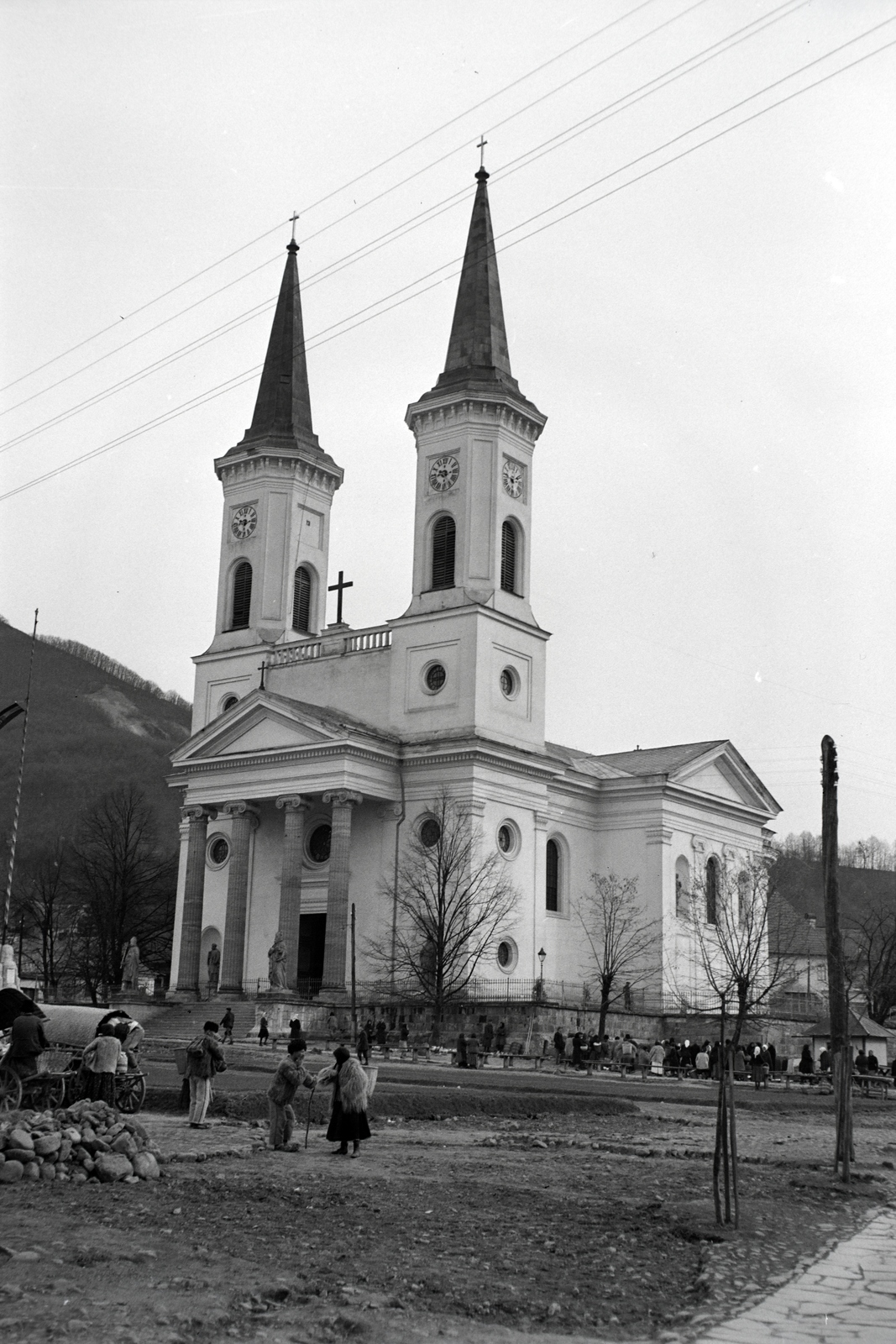 Romania,Transylvania, Baia Sprie, Hunyadi János tér (Piața Libertății), szemben a Nagyboldogasszony-templom., 1942, Ormos Imre Alapítvány, Ormos Imre, folk costume, chariot, Fortepan #173279