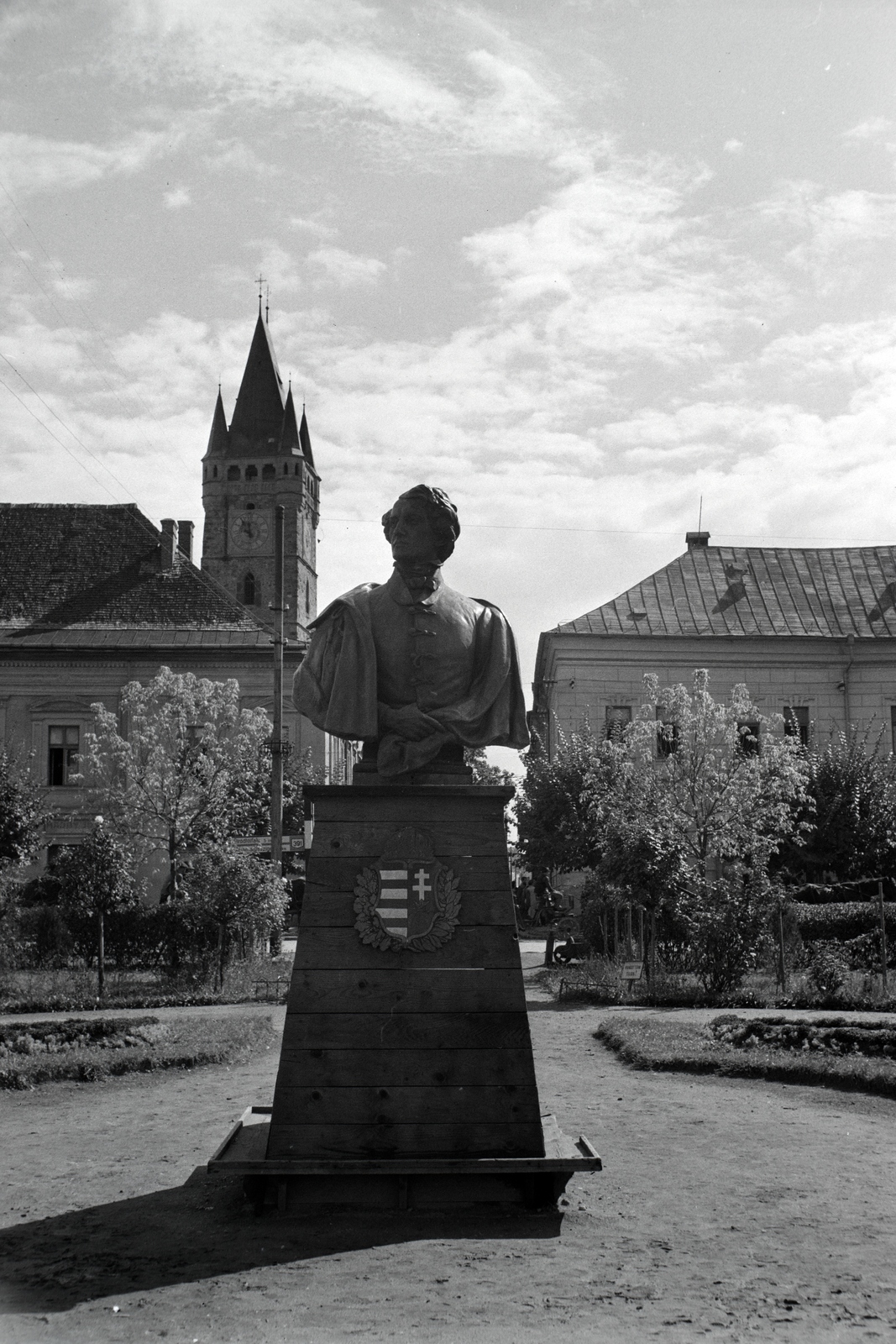 Romania,Transylvania, Baia Mare, Rákóczi tér (Piaţa Libertăţii) a Magyar utca (Strada Crișan) torkolata és a Szent István torony felé nézve, előtérben Lendvay Márton szobra (Verő László, 1900.)., 1942, Ormos Imre Alapítvány, Ormos Imre, sculpture, Fortepan #173281