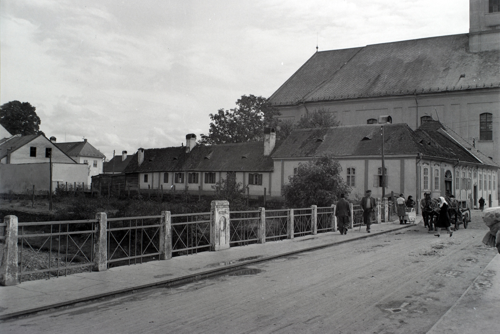 Romania,Transylvania, Baia Mare, híd a Zazar folyó felett, a túlparton a Strada Podul Viilor baloldalán a református templom., 1942, Ormos Imre Alapítvány, Ormos Imre, Fortepan #173282