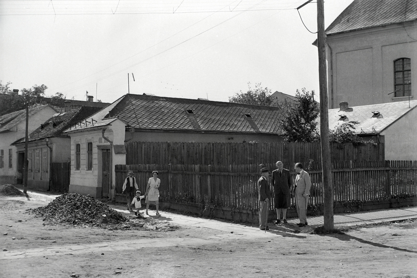 Románia,Erdély, Nagybánya, Templom köz (Strada Steampului) - Kis Pénzverő utca (Strada Dacia) sarok, jobbra a református templom hátsó frontja., 1942, Ormos Imre Alapítvány, Ormos Imre, Fortepan #173284