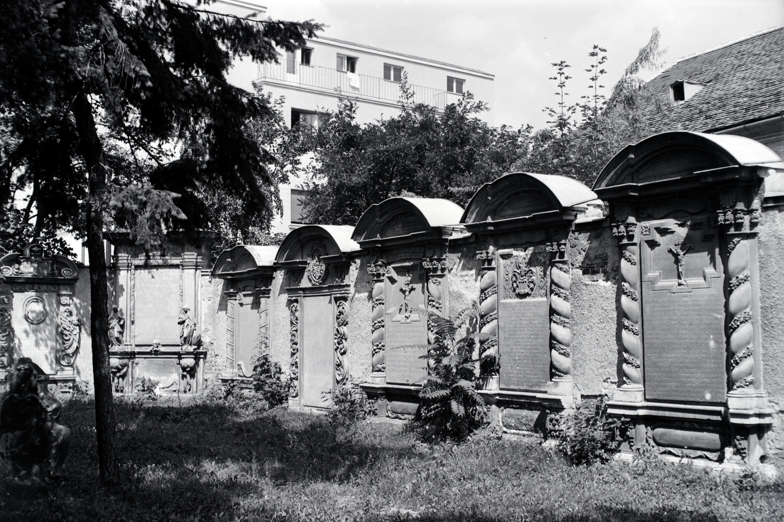 Hungary, Sopron, Deák tér 1., a Soproni Múzeum kertje, evangélikus síremlékek., 1942, Ormos Imre Alapítvány, Ormos Imre, Fortepan #173311