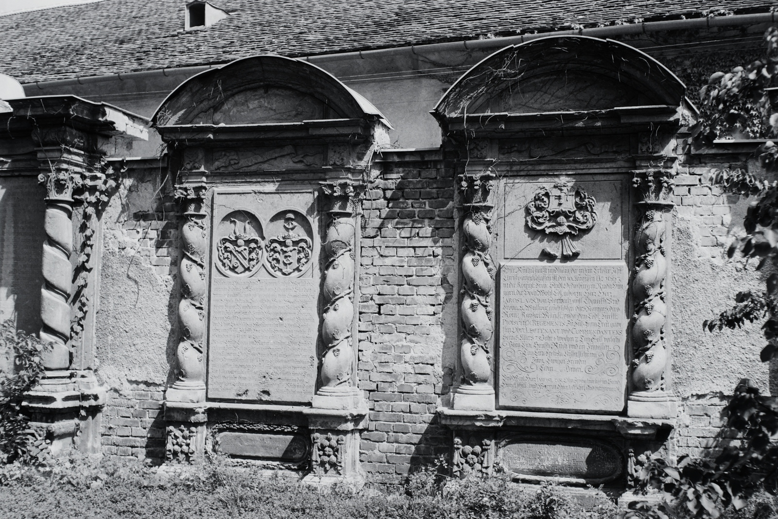 Hungary, Sopron, Deák tér 1., a Soproni Múzeum kertje, evangélikus síremlékek., 1942, Ormos Imre Alapítvány, Ormos Imre, Fortepan #173314