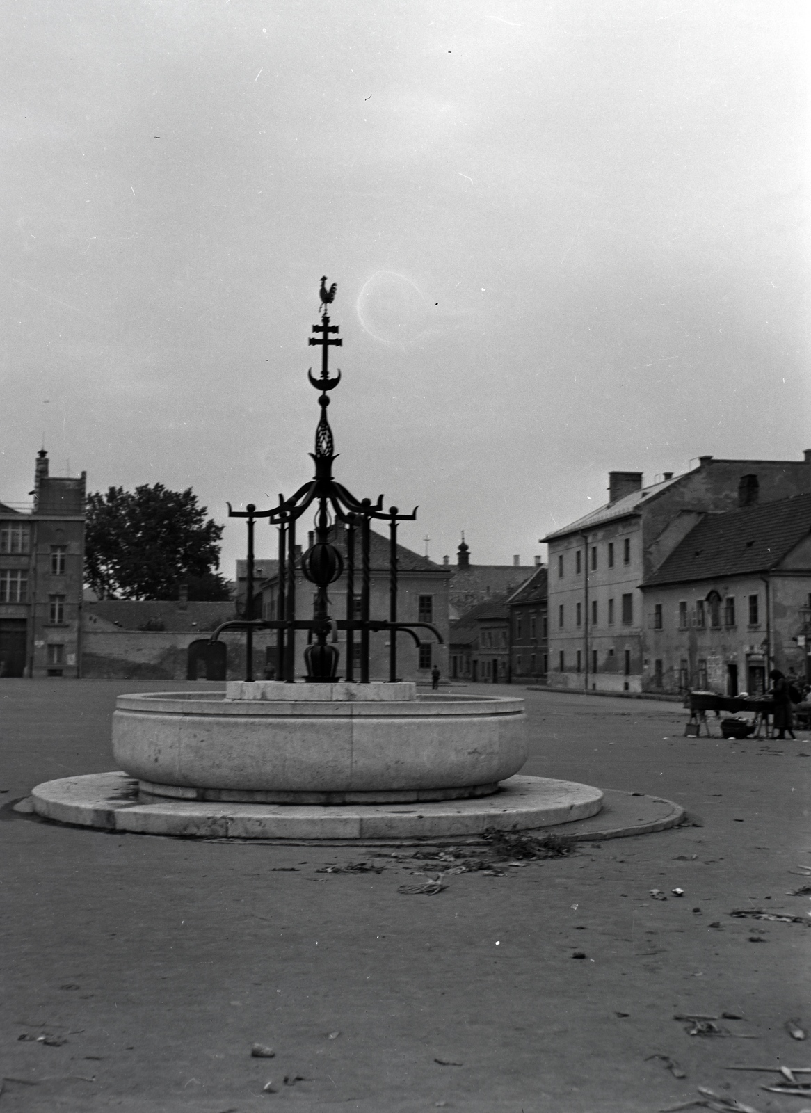 Hungary, Győr, Dunakapu tér, Vaskakas kút (Hodina Adolf Mihály, 1940.)., 1942, Ormos Imre Alapítvány, Ormos Imre, Fortepan #173318