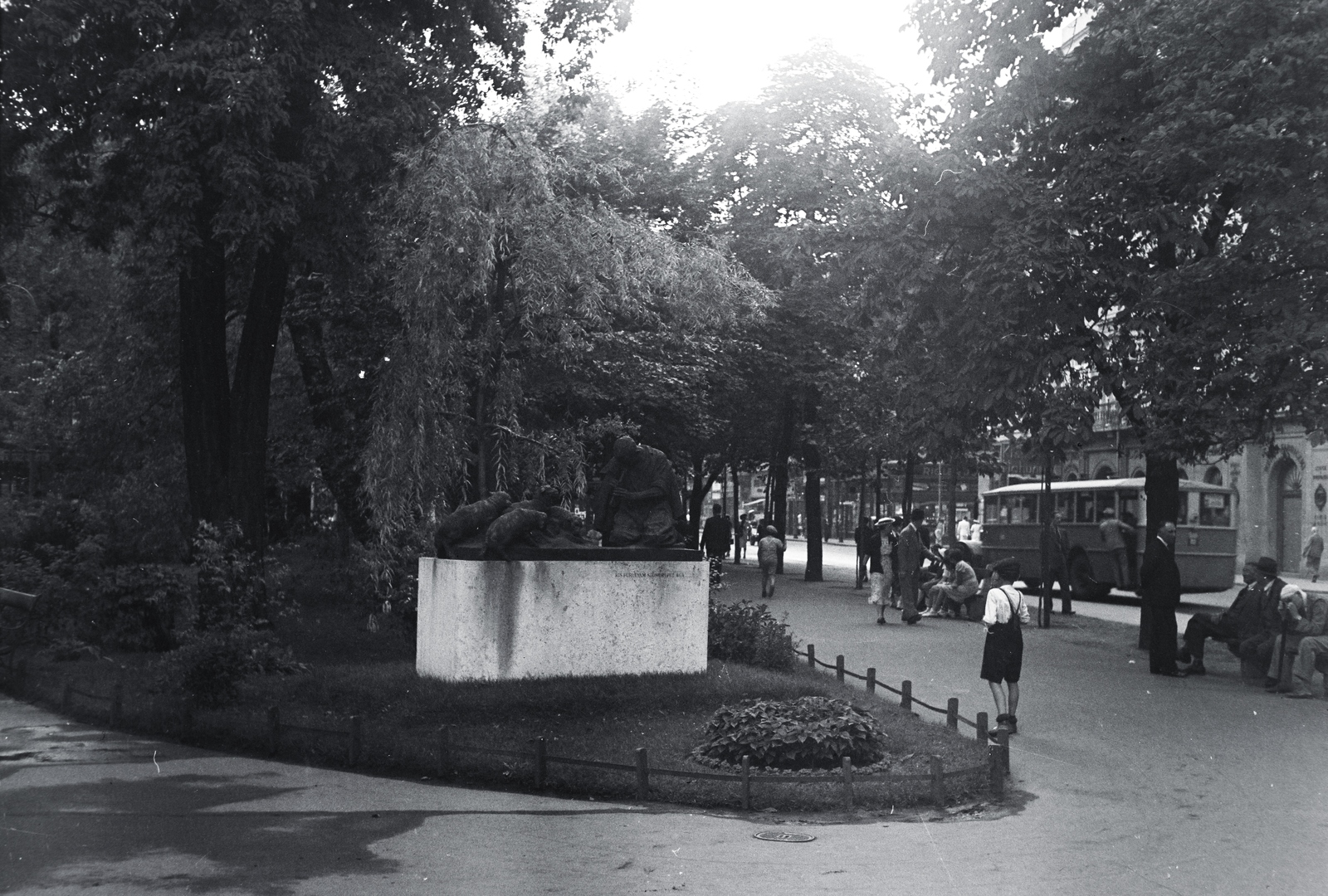 Hungary, Budapest V., Erzsébet tér, jobbra a József Attila (Gróf Tisza István) utca. Középen a Népdal című szobor (Horvay János, 1929.)., 1940, Ormos Imre Alapítvány, Ormos Imre, Budapest, Fortepan #173352