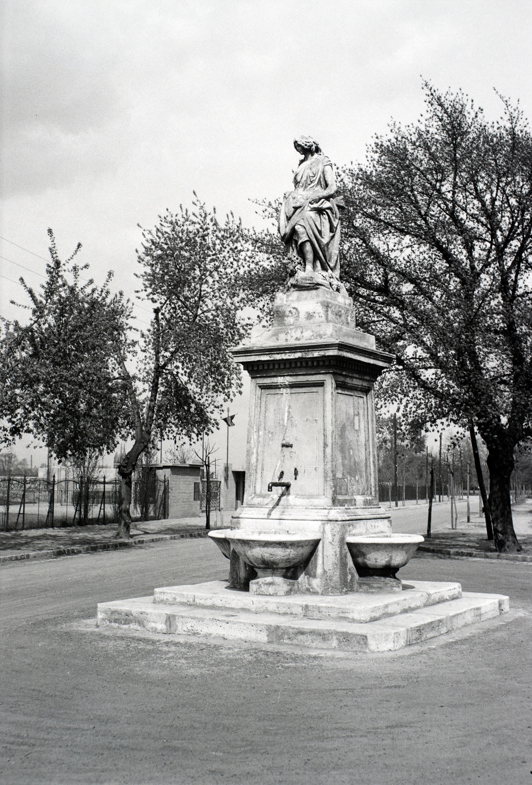 Hungary, People's Park, Budapest X., Halász-kút, Dunaiszky László szobrászművész 1862-ben leleplezett alkotása., 1940, Ormos Imre Alapítvány, Ormos Imre, Budapest, Fortepan #173356