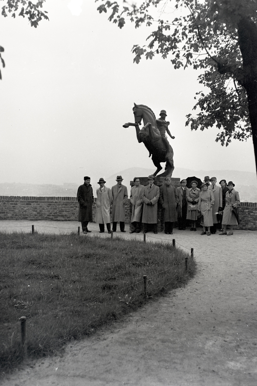 Magyarország, budai Vár, Budapest I., Tóth Árpád sétány (Gróf Bethlen István bástyasétány), Veli bej rondella, az erdélyi kettes huszárok emlékére állított lovasszobor., 1940, Ormos Imre Alapítvány, Ormos Imre, Budapest, Fortepan #173361