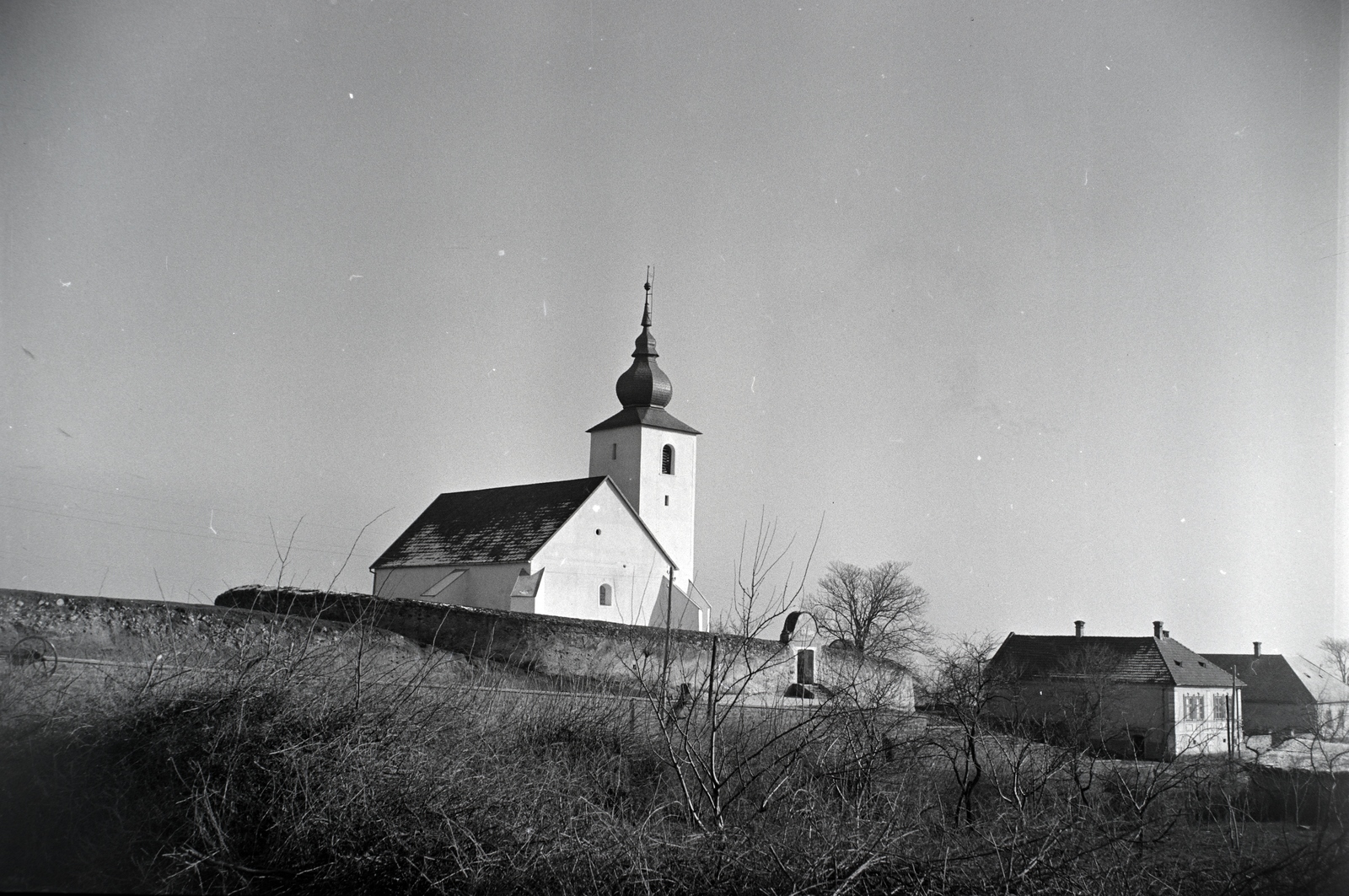 Magyarország, Balatonalmádi, Vörösberény (ekkor önálló, ma a város része), Veszprémi út, Református erődtemplom., 1940, Ormos Imre Alapítvány, Ormos Imre, templom, Fortepan #173365