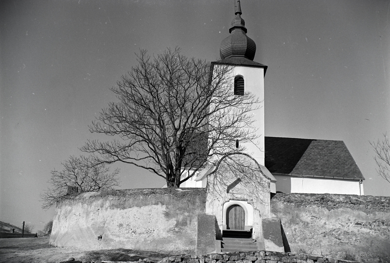 Hungary, Balatonalmádi, Vörösberény (ekkor önálló, ma a város része), Veszprémi út, Református erődtemplom., 1940, Ormos Imre Alapítvány, Ormos Imre, Fortepan #173366
