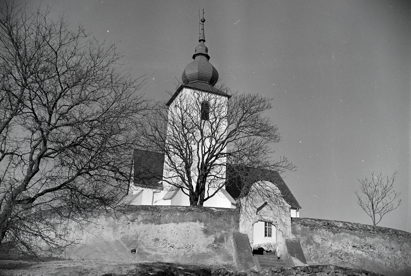 Hungary, Balatonalmádi, Vörösberény (ekkor önálló, ma a város része), Veszprémi út, Református erődtemplom., 1940, Ormos Imre Alapítvány, Ormos Imre, Fortepan #173367