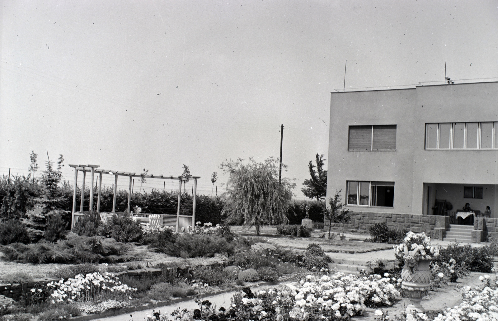 Hungary, Balatonakarattya, a Hosszúmező utca és a Csaba utca sarkán álló nyaraló és kertje., 1939, Ormos Imre Alapítvány, Ormos Imre, Fortepan #173408