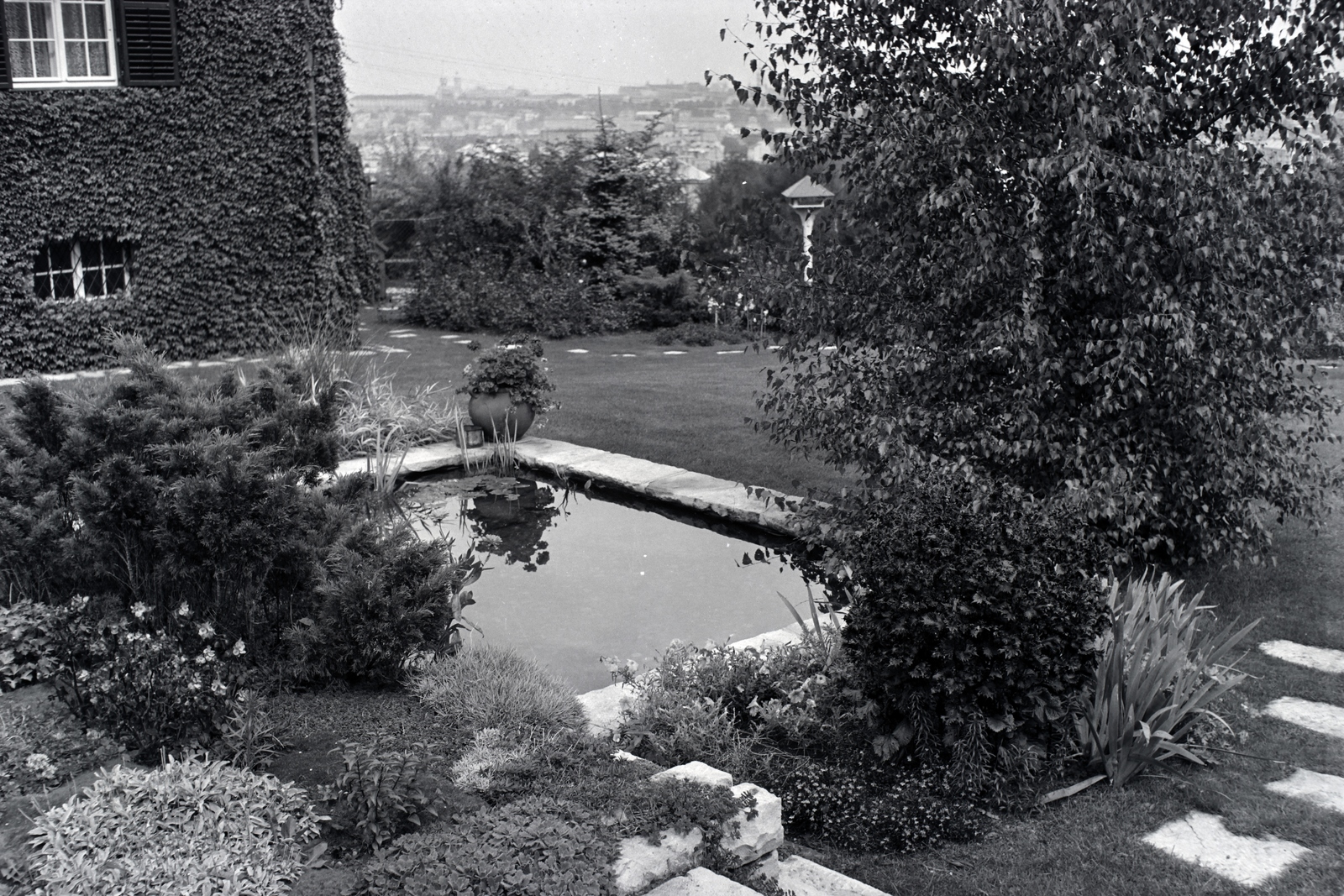 Magyarország, Budapest XII., Hegyalja út 144. (Wolff Károly út 22.), Dr. Pogány Béla kertje., 1942, Ormos Imre Alapítvány, Ormos Imre, Budapest, Fortepan #173424