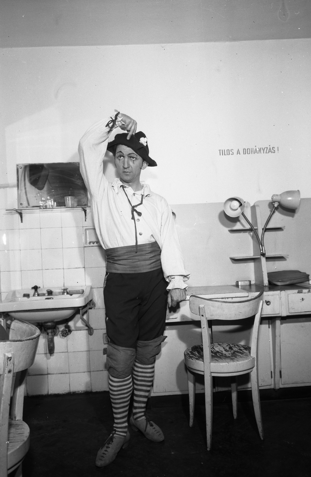 Hungary, Budapest XIII., Szent István körút, Vígszínház. Pedro Calderón de la Barca: Huncut kísértet című zenés műve Cosme szerepének jelmezében Gera Zoltán színművész., 1961, Kotnyek Antal, Budapest, Fortepan #173498