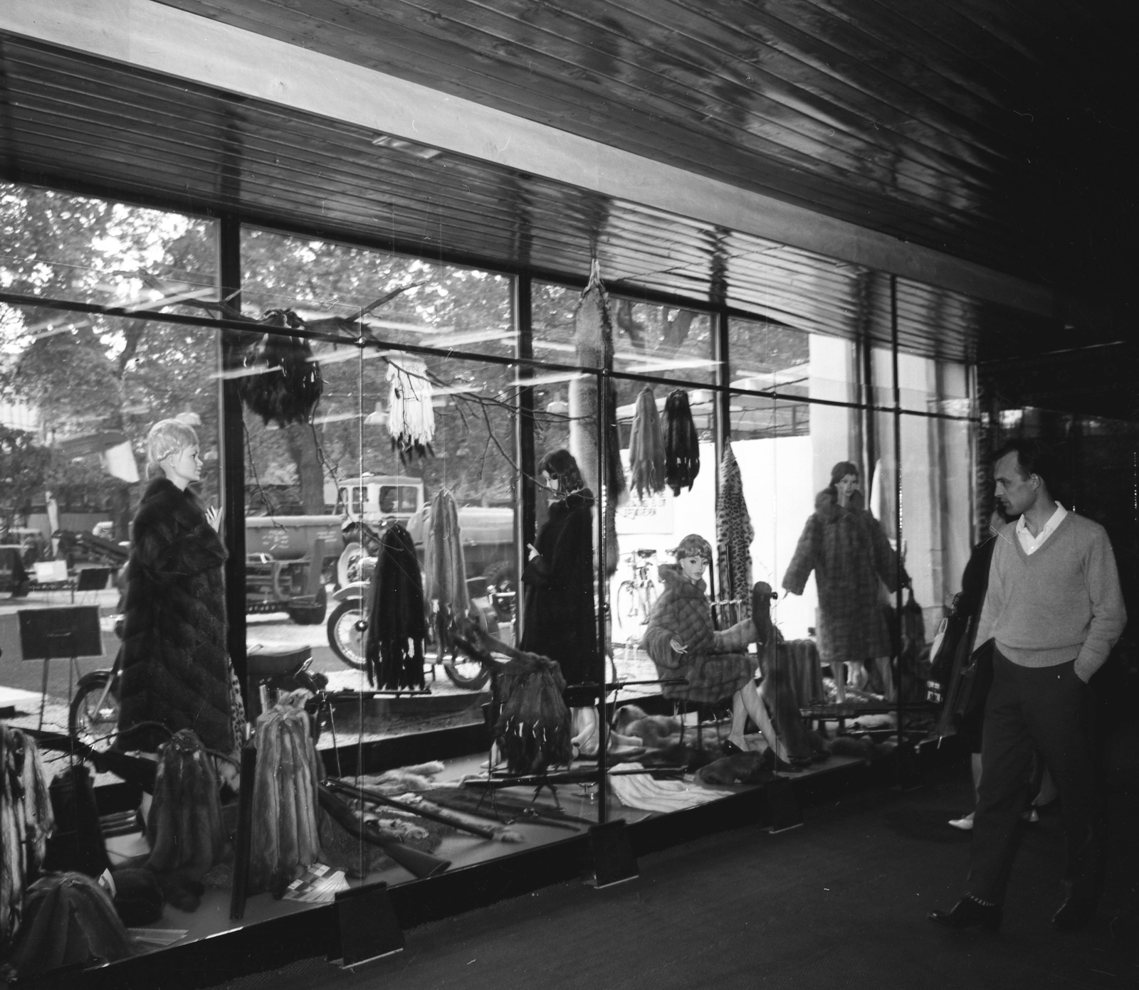 Hungary, Budapest XIV., szőrmék a szovjet pavilonban., 1965, Kotnyek Antal, Budapest, Fortepan #173499