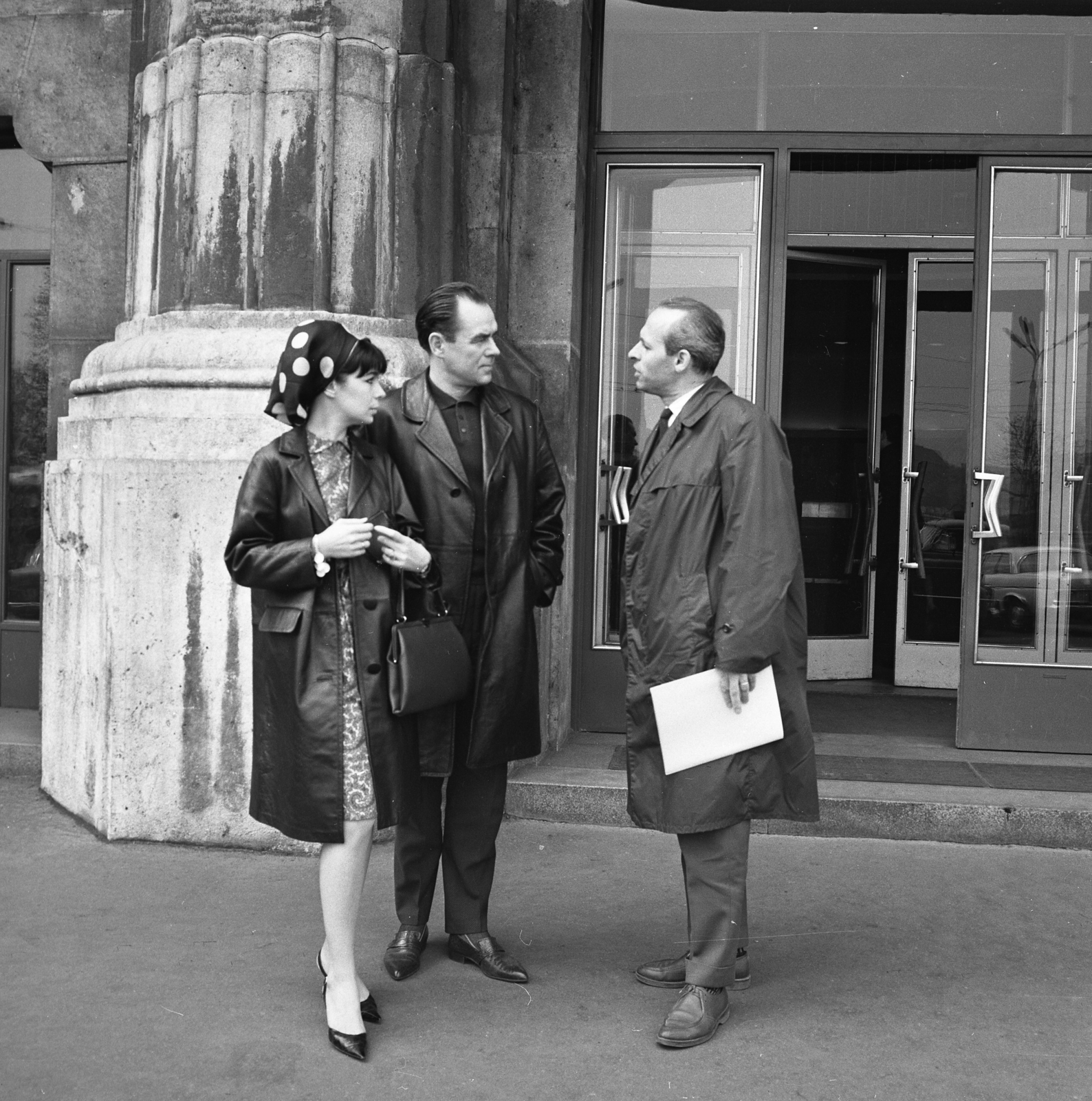 Hungary, Budapest XI., Szent Gellért tér, a Gellért Szálló bejárata előtt.balra Georg Ots észt operaénekes a feleségével, jobbra Dalos László író, újságíró., 1965, Kotnyek Antal, Budapest, Fortepan #173507