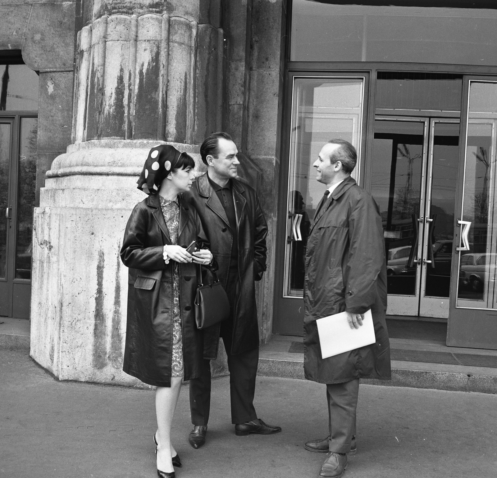 Hungary, Budapest XI., Szent Gellért tér, a Gellért Szálló bejárata előtt.balra Georg Ots észt operaénekes a feleségével, jobbra Dalos László író, újságíró., 1965, Kotnyek Antal, Budapest, Fortepan #173509