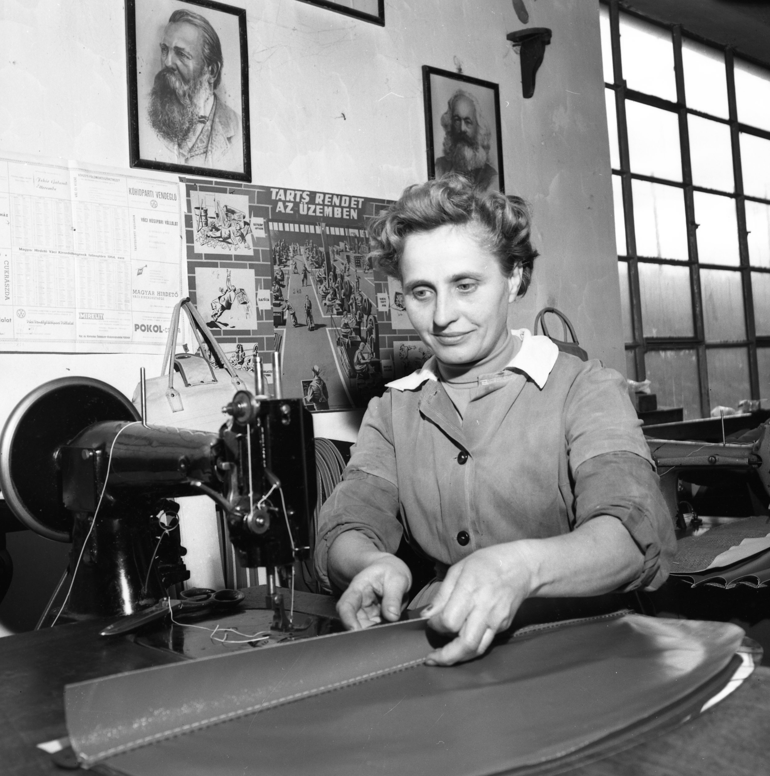 Hungary, Vác, Magyar Hajó- és Darugyár, Váci Gyáregység, kárpitosműhely. Az első magyar gyártmányú szárnyashajó a Fecske bőrüléseinek varrása., 1965, Kotnyek Antal, working woman, sewing machine, communism, poster, label, Fortepan #173511
