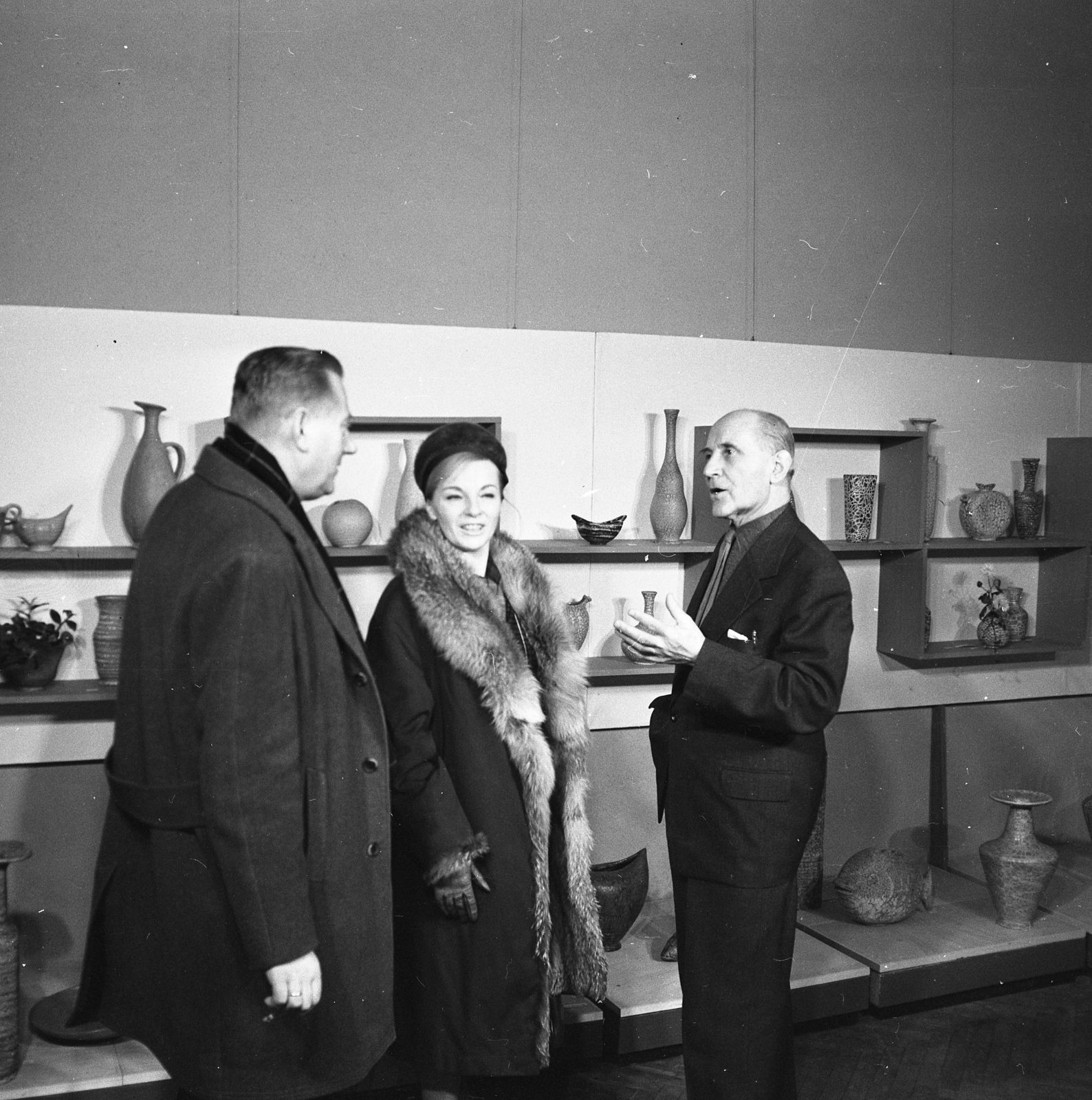 Hungary, Budapest V., Váci utca 25., Csók István Galéria. Aleksandra Śląska lengyel színművésznő, Waclaw K. Grabowski, a Film Polski osztályvezetője, Gorka Géza keramikus., 1964, Kotnyek Antal, Budapest, Fortepan #173512