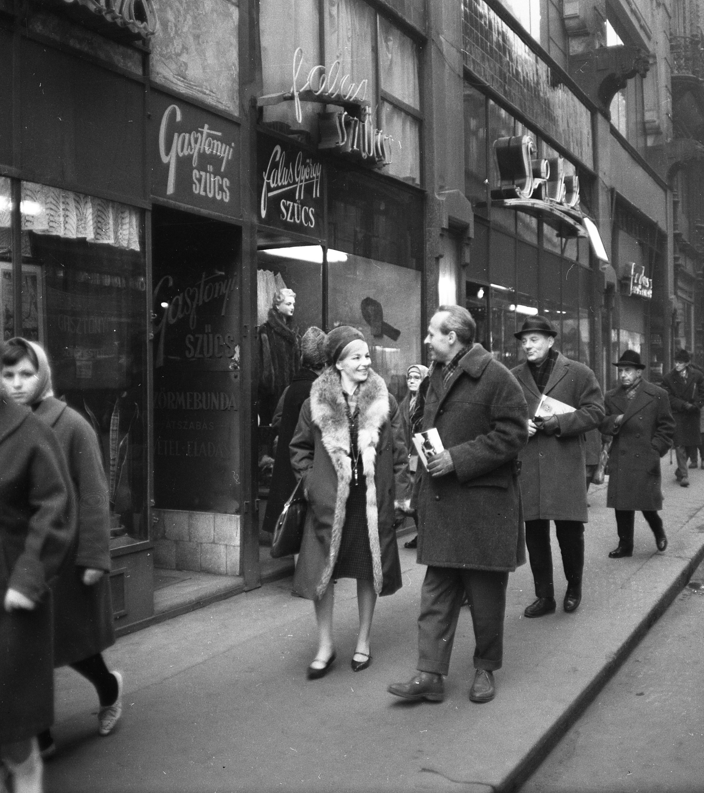 Hungary, Budapest V., Váci utca, Aleksandra Śląska lengyel színművésznő, jobbra Dalos László újságíró, mögöttük Waclaw K. Grabowski, a Film Polski osztályvezetője., 1964, Kotnyek Antal, Budapest, Fortepan #173515