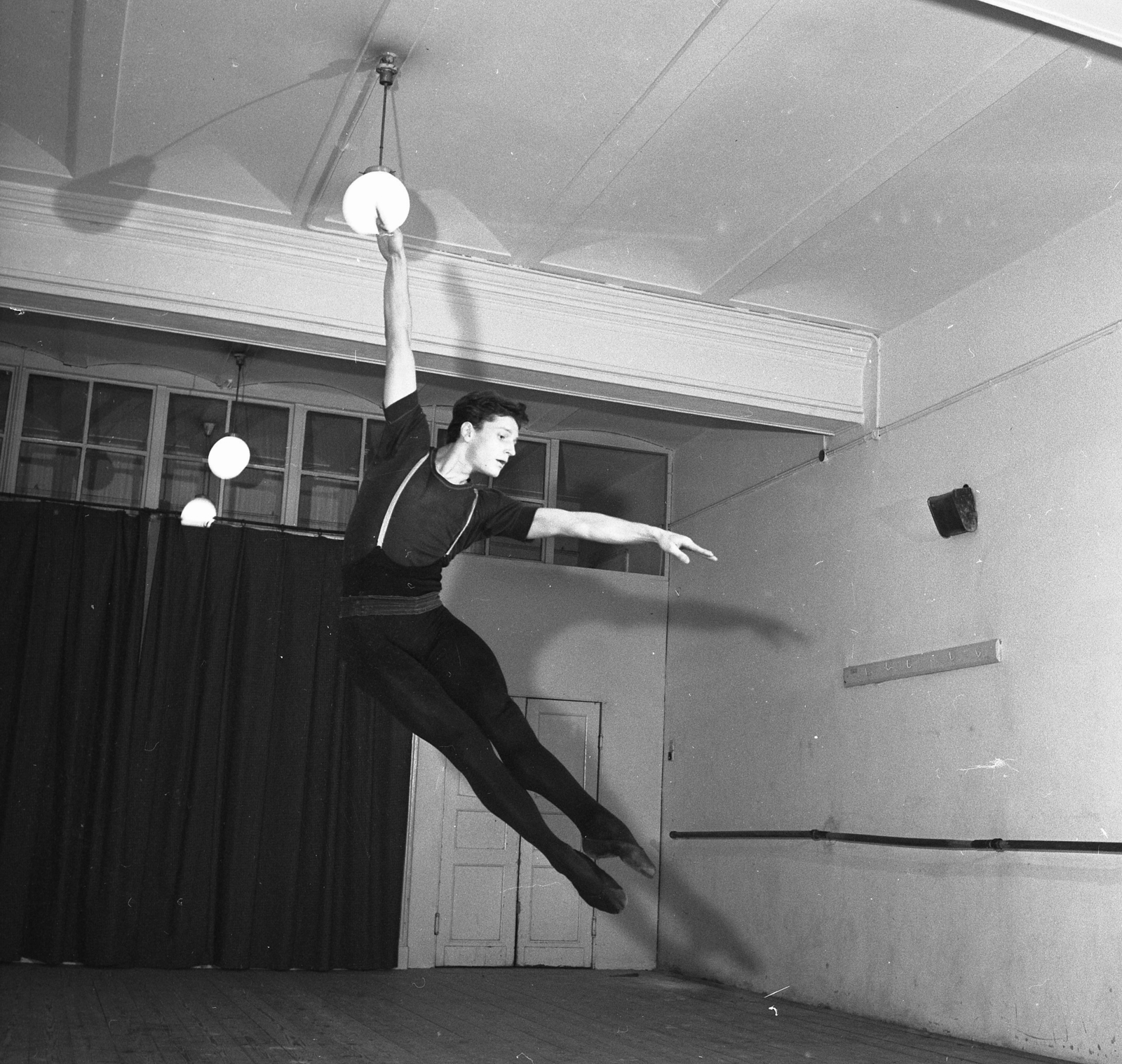 Hungary, Budapest VI., a Magyar Állami Operaház balett-próbaterme. Dózsa Imre balettművész és pedagógus, később balett- és színházigazgató, egyetemi tanár., 1965, Kotnyek Antal, Budapest, Fortepan #173547