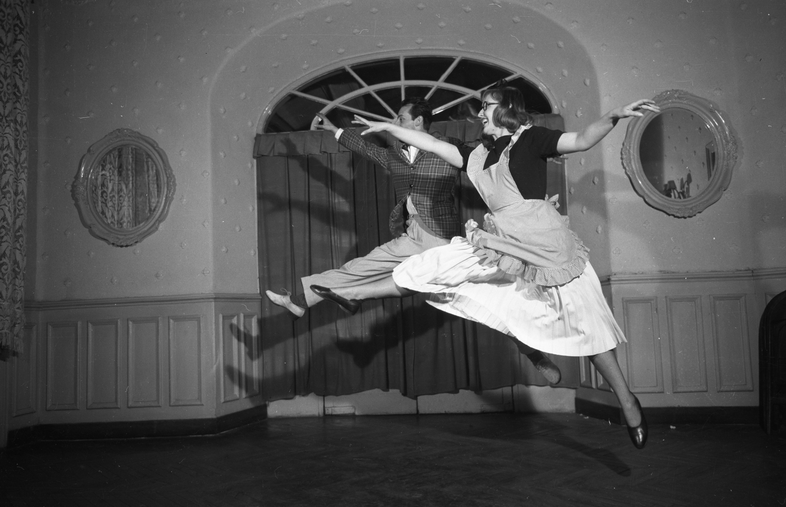 Magyarország, Budapest VI., Teréz körút 43. (Lenin körút 97.) Béke (egykor Britannia) Szálló, kupolaterem, az "Ötlábú firka" című műsor. Bogár Richárd és Mednyánszky Ági., 1958, Kotnyek Antal, Budapest, híres ember, tánc, levegőben, Fortepan #173565
