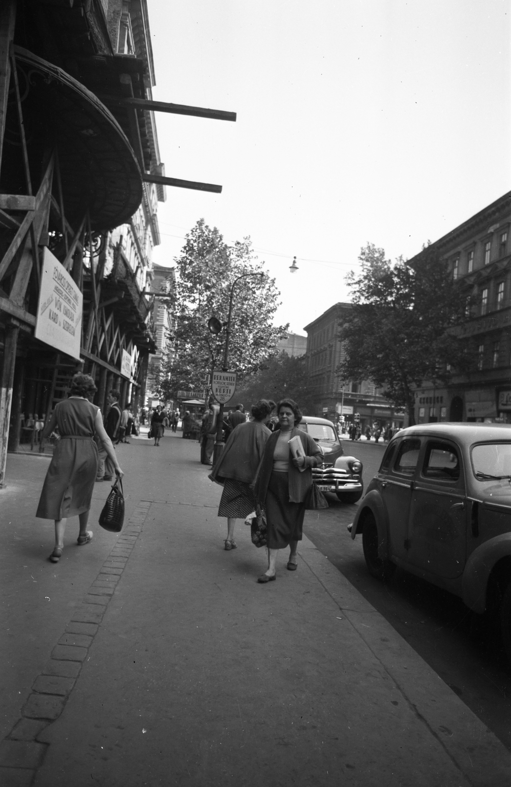 Magyarország, Budapest VI., Nagymező utca a Fővárosi Operett Színháztól az Andrássy út (Népköztársaság útja) felé nézve., 1965, Kotnyek Antal, Budapest, Fortepan #173583