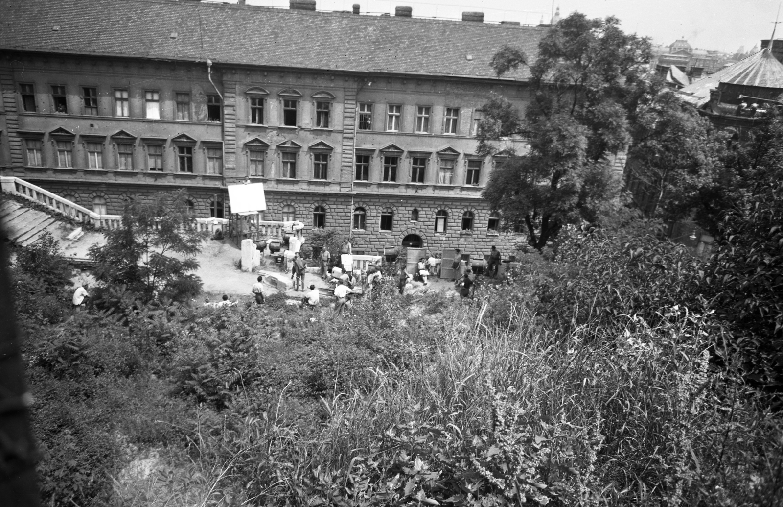 Hungary, Budapest I., vároldal, kilátás a Király lépcsőtől a Hunyadi János útra, jobbra az Apor Péter utca torkolata. Az előtérben lévő lépcső a háború alatt megsemmisült épülethez vezetett, mára elbontották. A felvétel A tettes ismeretlen című film forgatásakor készült., 1957, Kotnyek Antal, filming, Budapest, Fortepan #173590