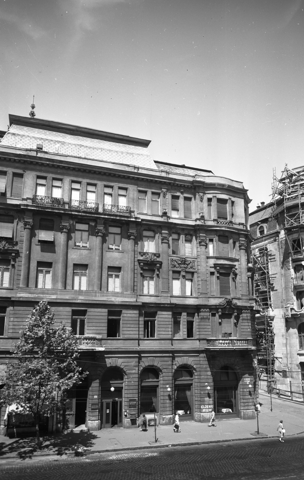 Magyarország, Budapest XI., Bartók Béla út 1., jobbra a Kemenes utca és a Gellért Szálló., 1958, Kotnyek Antal, Budapest, sarokház, állvány, Fortepan #173598