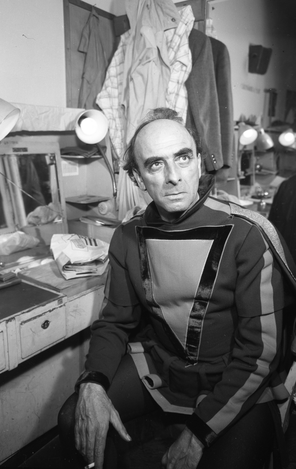 Hungary, Budapest XIII., Szent István körút, Vígszínház. Goethe: Faust című dráma Mefisztó szerepének jelmezében Major Tamás színművész., 1961, Kotnyek Antal, dressing table, tiring-room, Budapest, Fortepan #173607