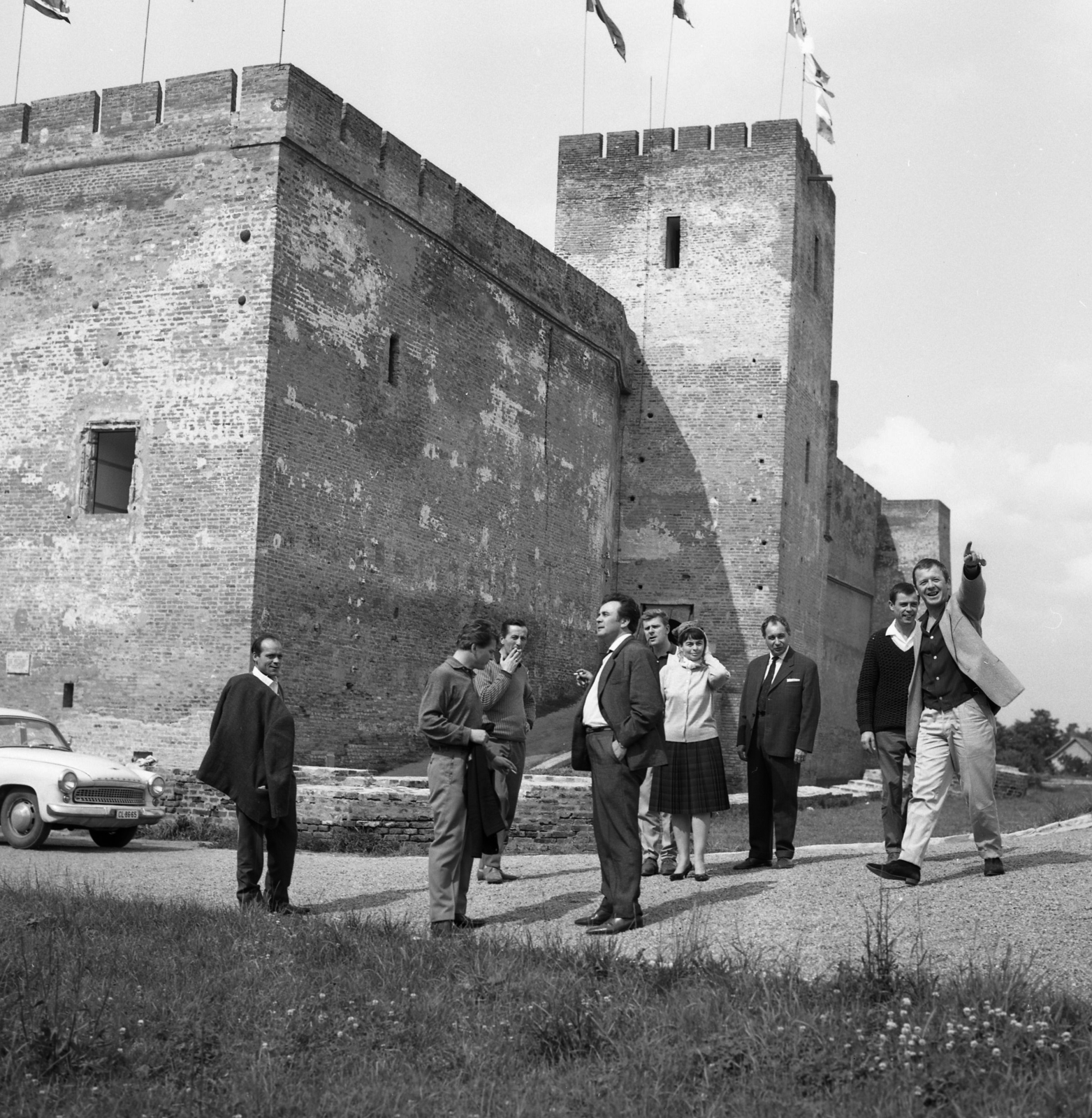 Hungary, Gyula, Vár, előtérben egymással szemben Szabó Gyula és Szirtes Ádám, hátrább Stefanik Irén, jobbra Szoboszlay Sándor színművészek, mögöttük jobbra fehér ingben Miszlay István rendező. A felvétel Sárközi György: Dózsa című drámájának Gyulai Várszínházbeli próbaidőszakában készült., 1965, Kotnyek Antal, castle, Fortepan #173638