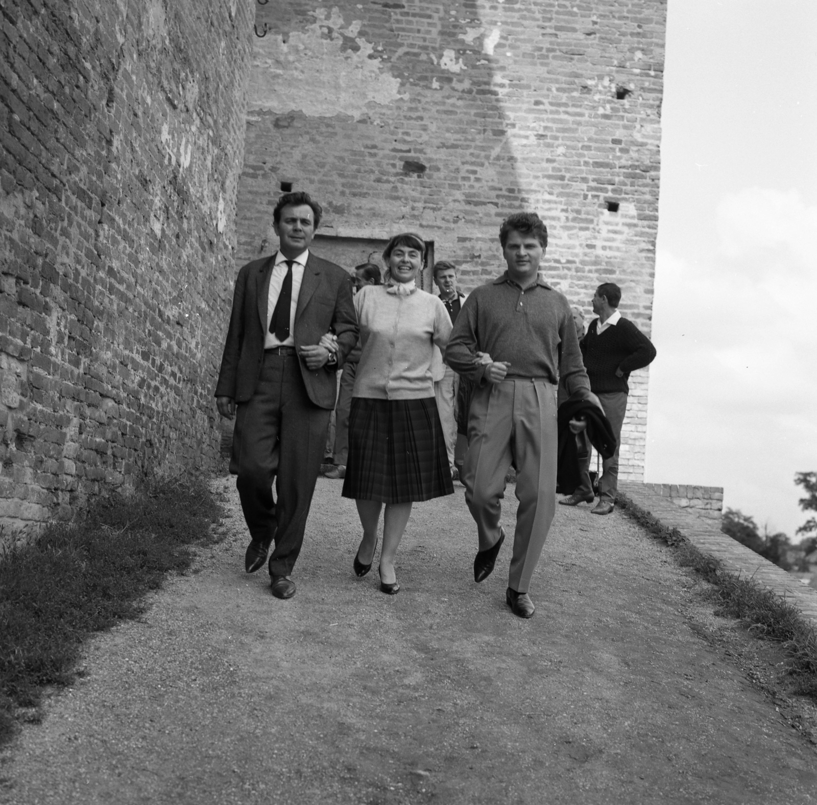 Hungary, Gyula, Vár, Szabó Gyula, Stefanik Irén és Szirtes Ádám színművészek, jobbra pulóverben Miszlay István rendező. A felvétel Sárközi György: Dózsa című drámájának Gyulai Várszínházbeli próbaidőszakában készült., 1965, Kotnyek Antal, castle, Fortepan #173641