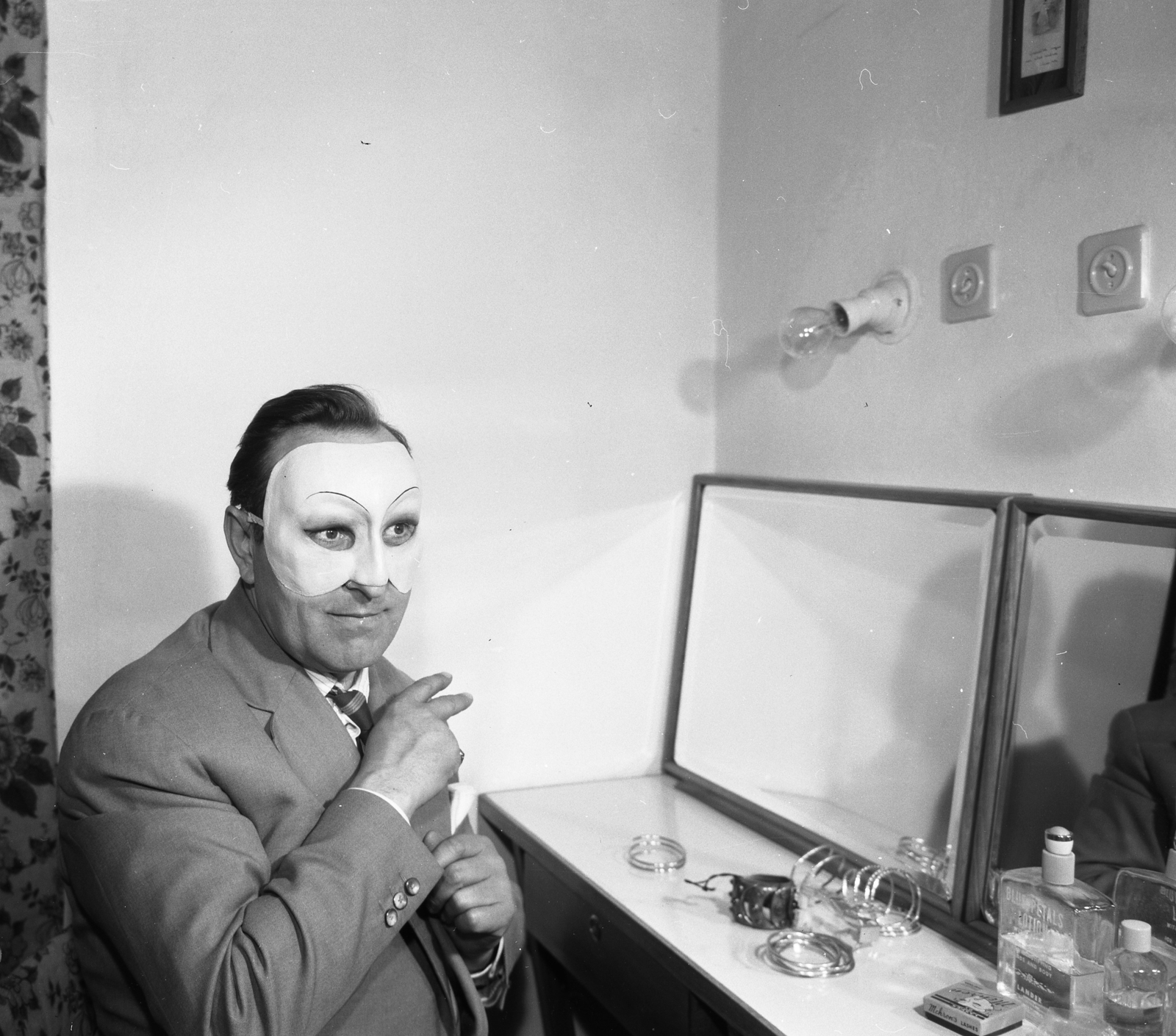 Hungary, Bessenyei Ferenc színművész., 1965, Kotnyek Antal, mask, dressing table, tiring-room, Fortepan #173668