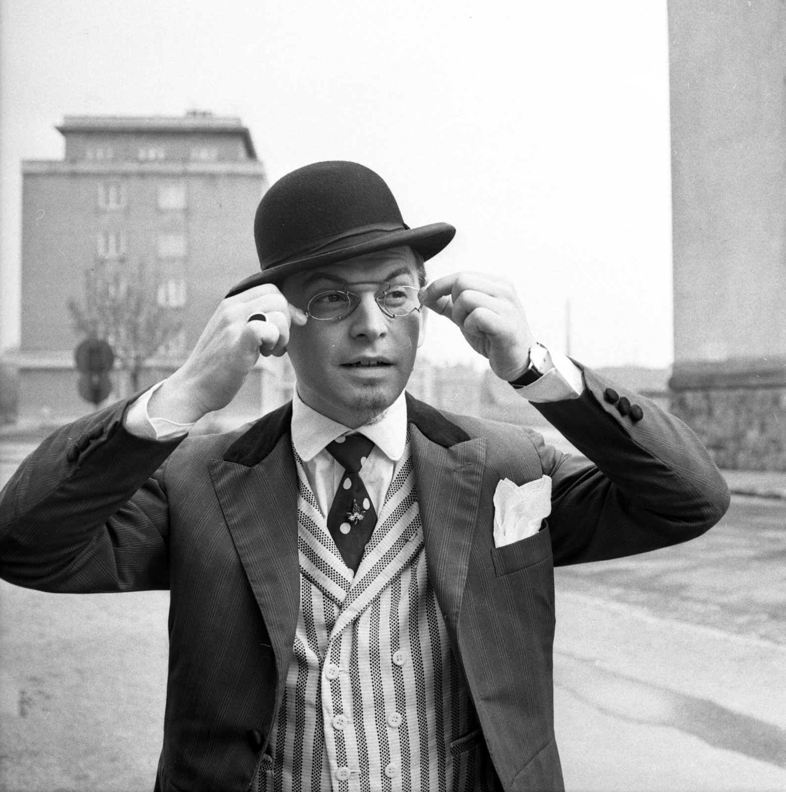 Hungary, Budapest XIII., Déryné köz a József Attila Színház művészbejárójától az Angyalföldi út felé nézve. Bodrogi Gyula színművész., 1965, Kotnyek Antal, bowler hat, Budapest, striped dress, Fortepan #173675