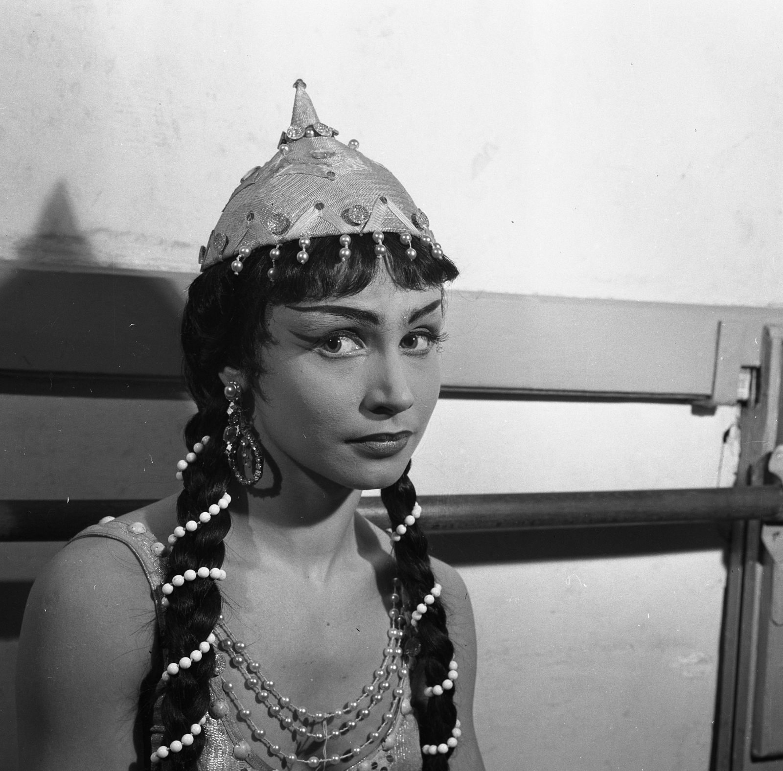 Hungary, Budapest VI., a Magyar Állami Operaház balett próbaterme, Kun Zsuzsa táncművész a poloveci táncok (Borogyin: Igor herceg című operájának egyik jelenete) szólótáncosnőjének jelmezében.&#10;, 1961, Kotnyek Antal, Budapest, Fortepan #173692