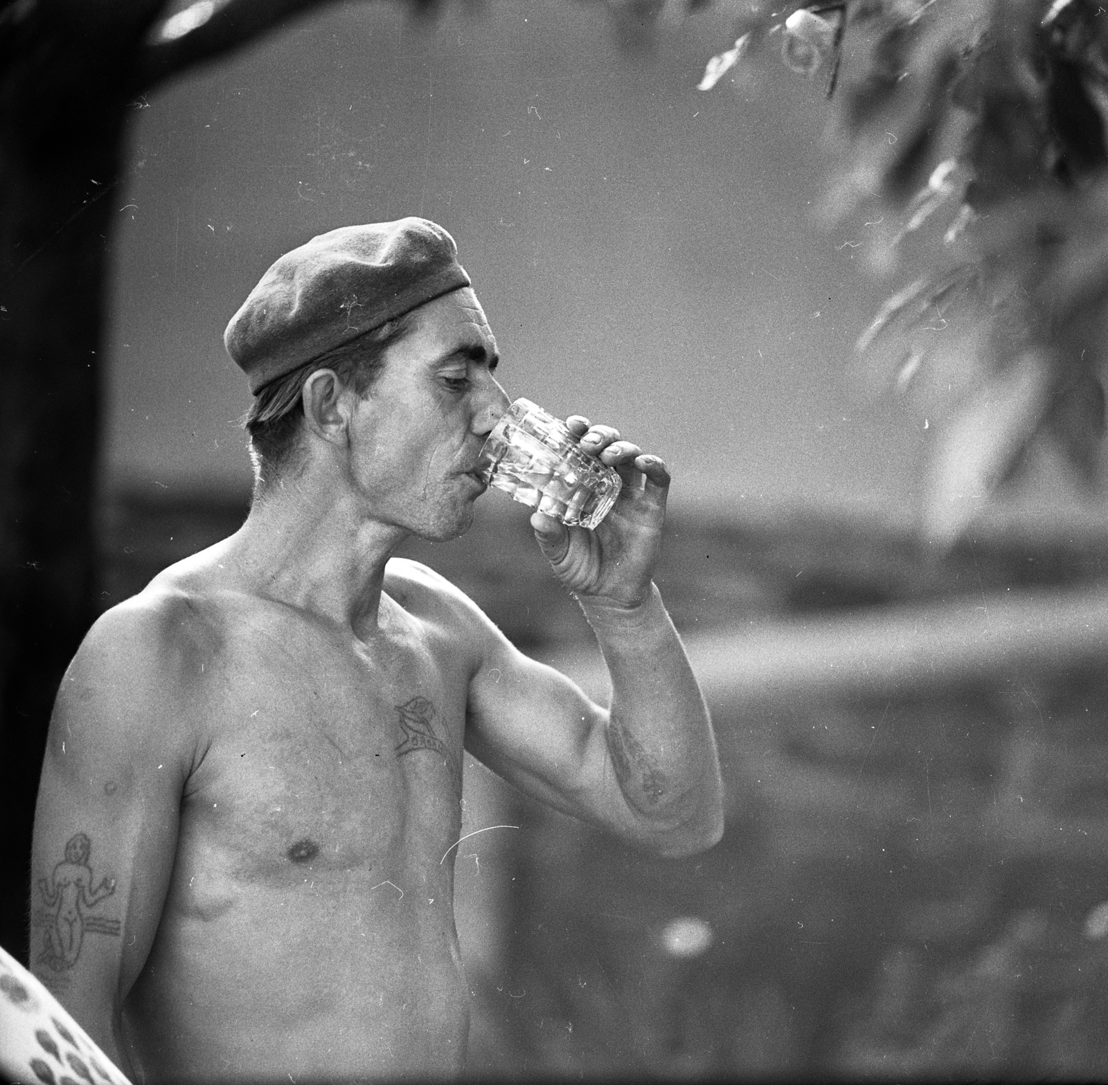 1965, Kotnyek Antal, beret, tattoo, drinking, Fortepan #173720
